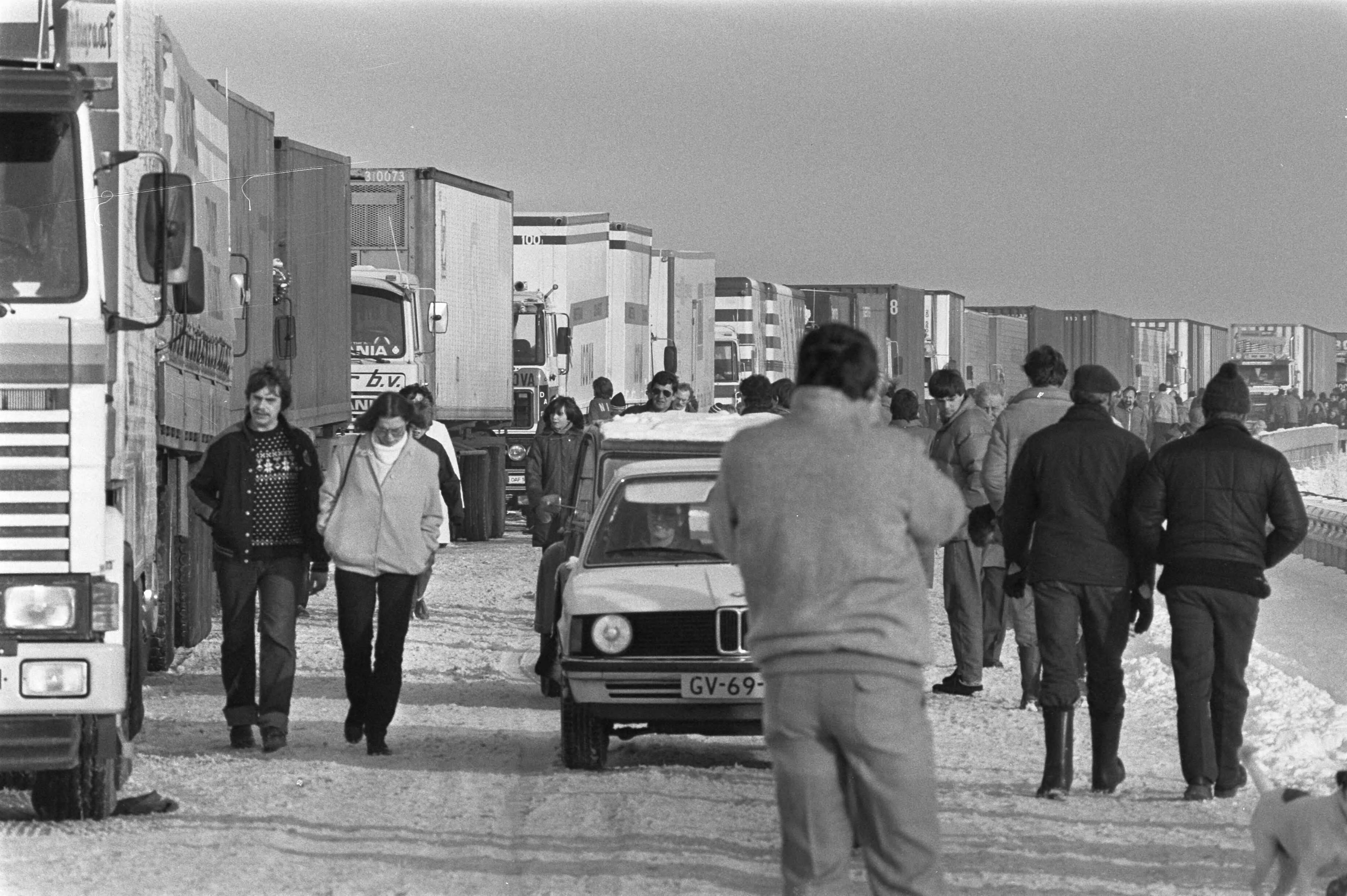 Fotocollectie Anefo — Konvooi 120 vrachtwagens met kerstpakketten van Utrecht naar Polen. Duizenden mensen zwaaiden het konvooi uit vanaf de brug — Foto: Croes, Rob C. / Anefo. Licentie: Set B: Rechtenvrij / Publiek Domein. Bron: Nationaal Archief. http://hdl.handle.net/10648/ad0b185e-d0b4-102d-bcf8-003048976d84