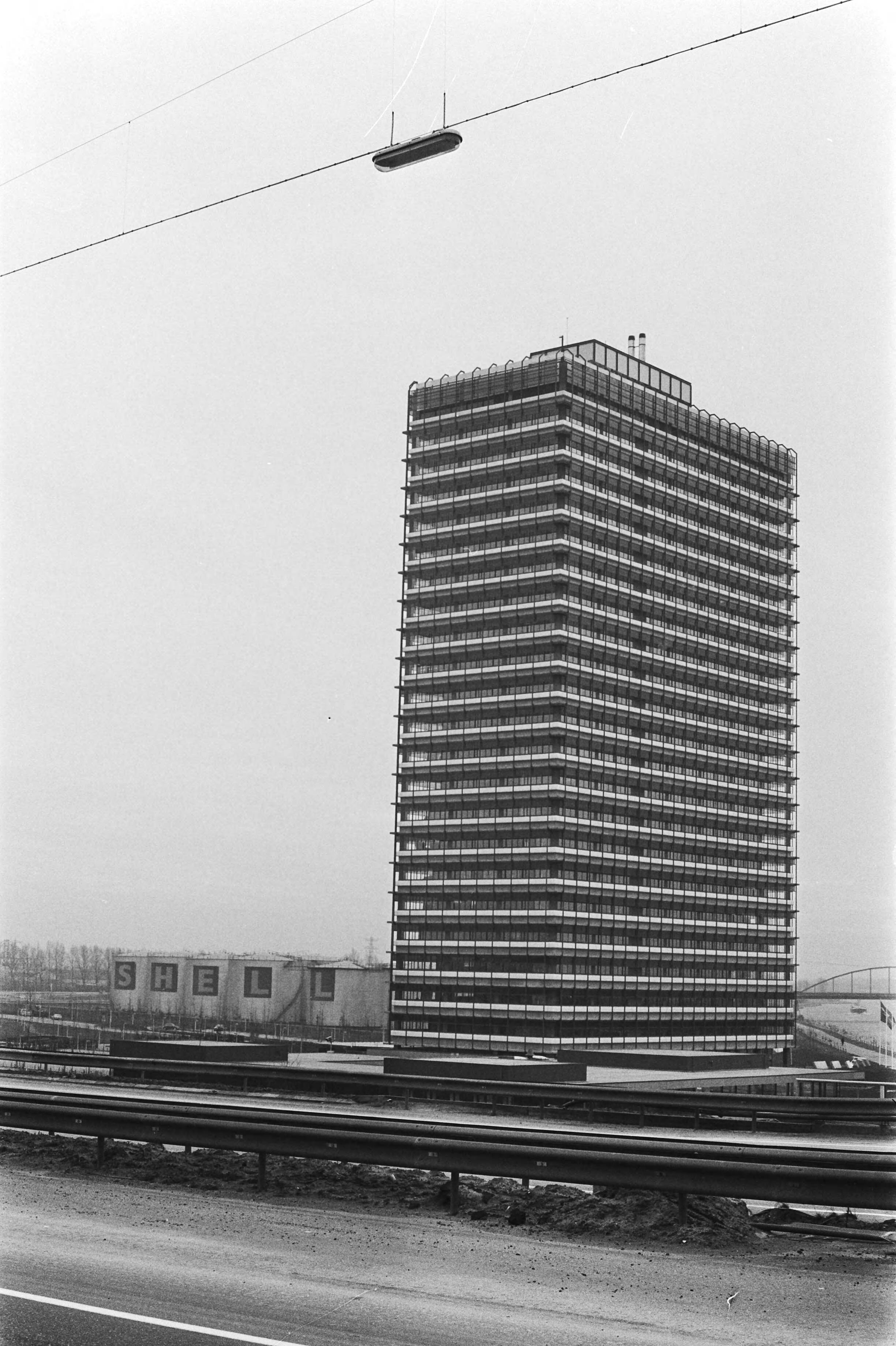 Fotocollectie Anefo — Kantoorflat Westraven in Utrecht, omstreden omdat de ambtenaren niet in dit gebouw willen werken — Foto: Verhoeff, Bert / Anefo. Licentie: Set B: Rechtenvrij / Publiek Domein. Bron: Nationaal Archief. http://hdl.handle.net/10648/ac96b4f0-d0b4-102d-bcf8-003048976d84