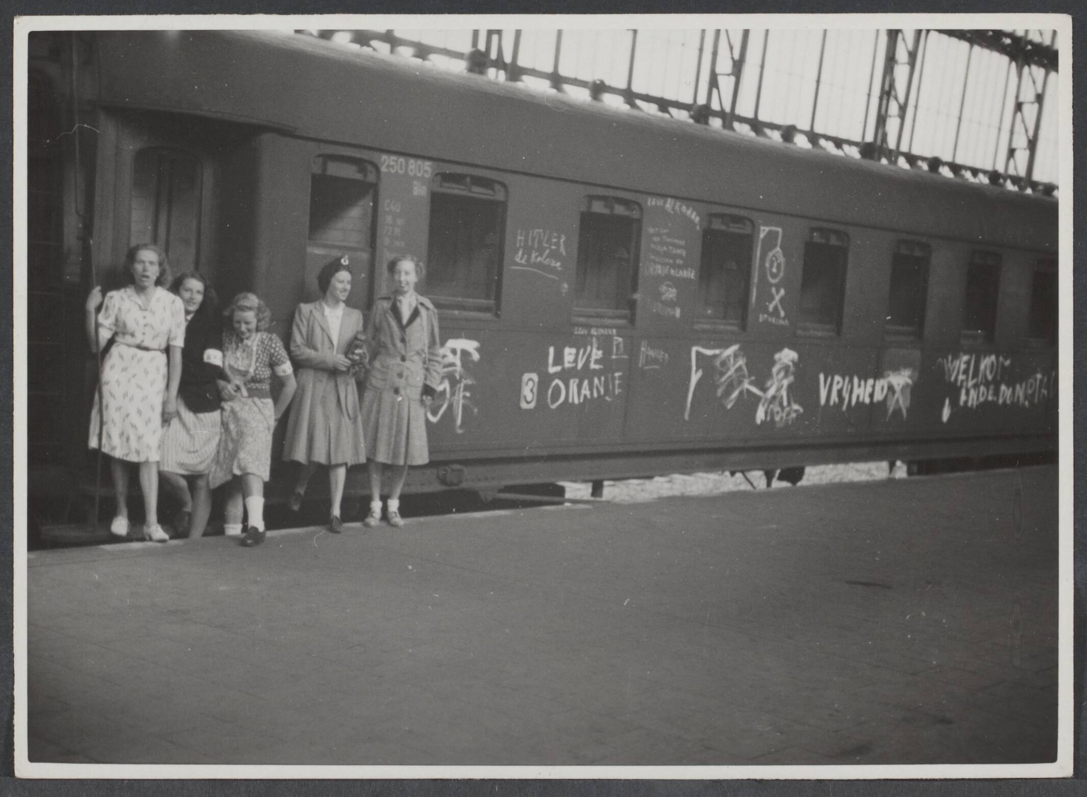 Arbeidsdienst. Waaronder "Nederlandse Arbeidsdienst" en "Vreugde en Arbeid" ("Fut door lol" 81). Ook opbouwdienst 1940/41. — [Serie: repatriëring Arbeitseinsatz] Juni-Juli 1945. Hoe het gemoed zich ontlastte van de Nederl. jongens op hun thuisreis van Duitsland — Foto: Bosen, Frans / Spaarnestad. Licentie: Set B: Rechtenvrij / Publiek Domein. Bron: Nationaal Archief. http://hdl.handle.net/10648/96e9f933-4291-db6a-db95-086c94261b94
