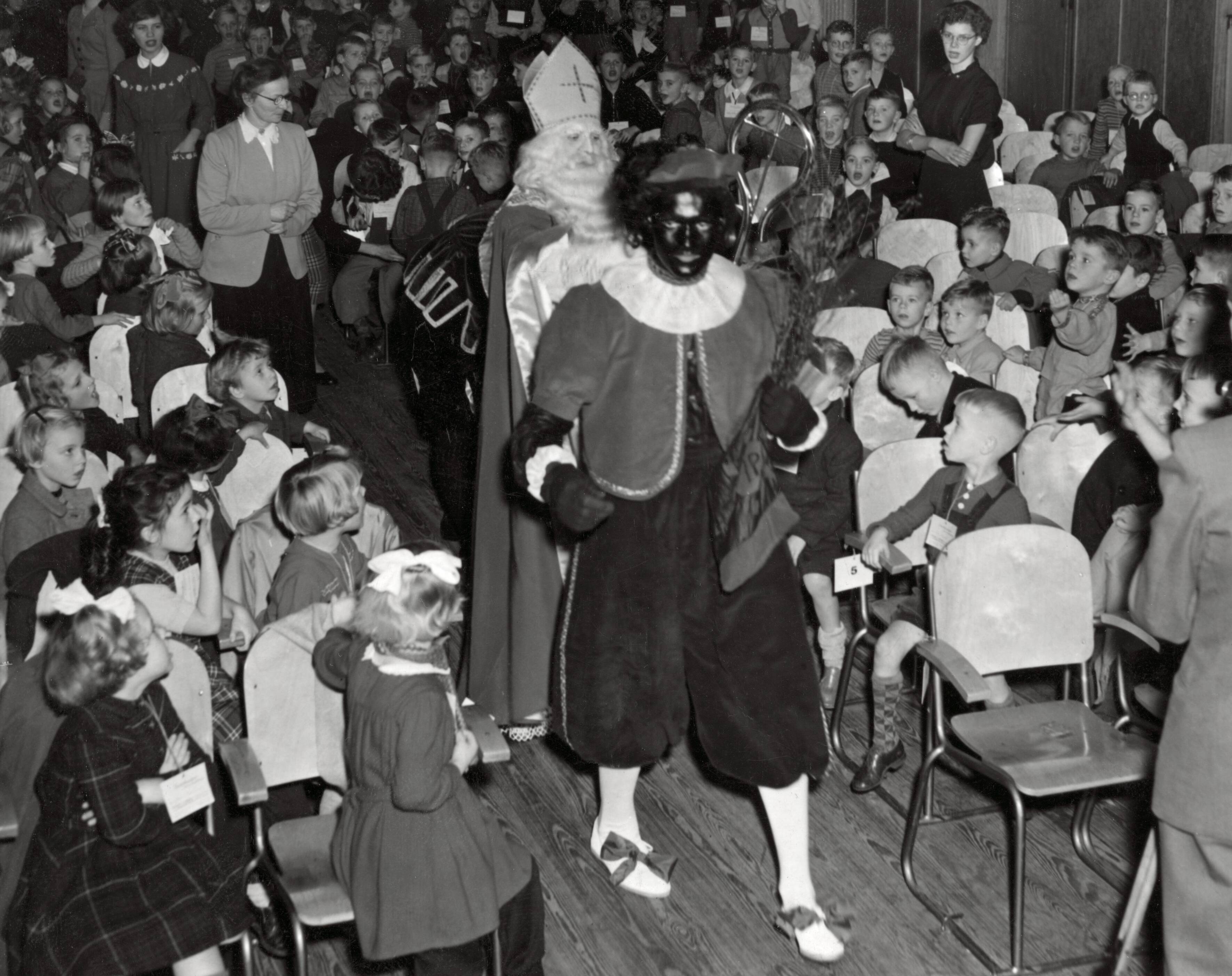 Collectie nader te bepalen — Serie: Sinterklaasfeest van N.V. De Spaarnestad — Foto: Fotograaf Onbekend / Fotobureau onbekend / Spaarnestad Photo (05887). Licentie: Set B: Rechtenvrij / Publiek Domein. Bron: Nationaal Archief. http://hdl.handle.net/10648/35429da6-3bae-a382-e063-6df0900a6686