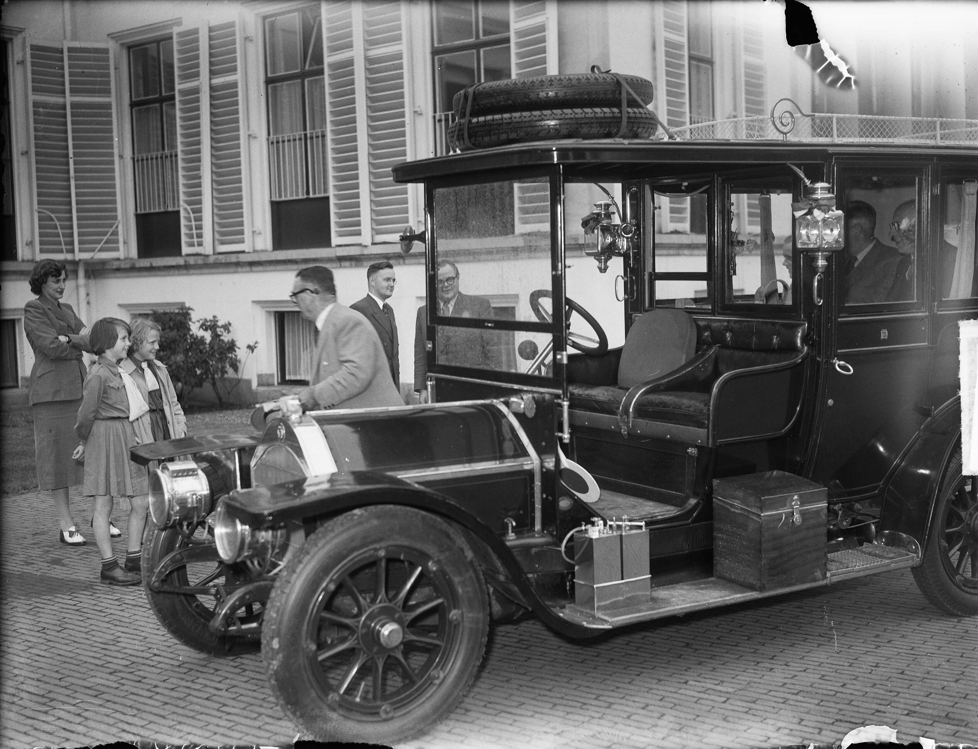 Fotocollectie Anefo — Prinses Irene bij oude auto op Soestdijk — Foto: Nijs, Jac. de / Anefo. Licentie: Set B: Rechtenvrij / Publiek Domein. Bron: Nationaal Archief. http://hdl.handle.net/10648/a8da0fb0-d0b4-102d-bcf8-003048976d84