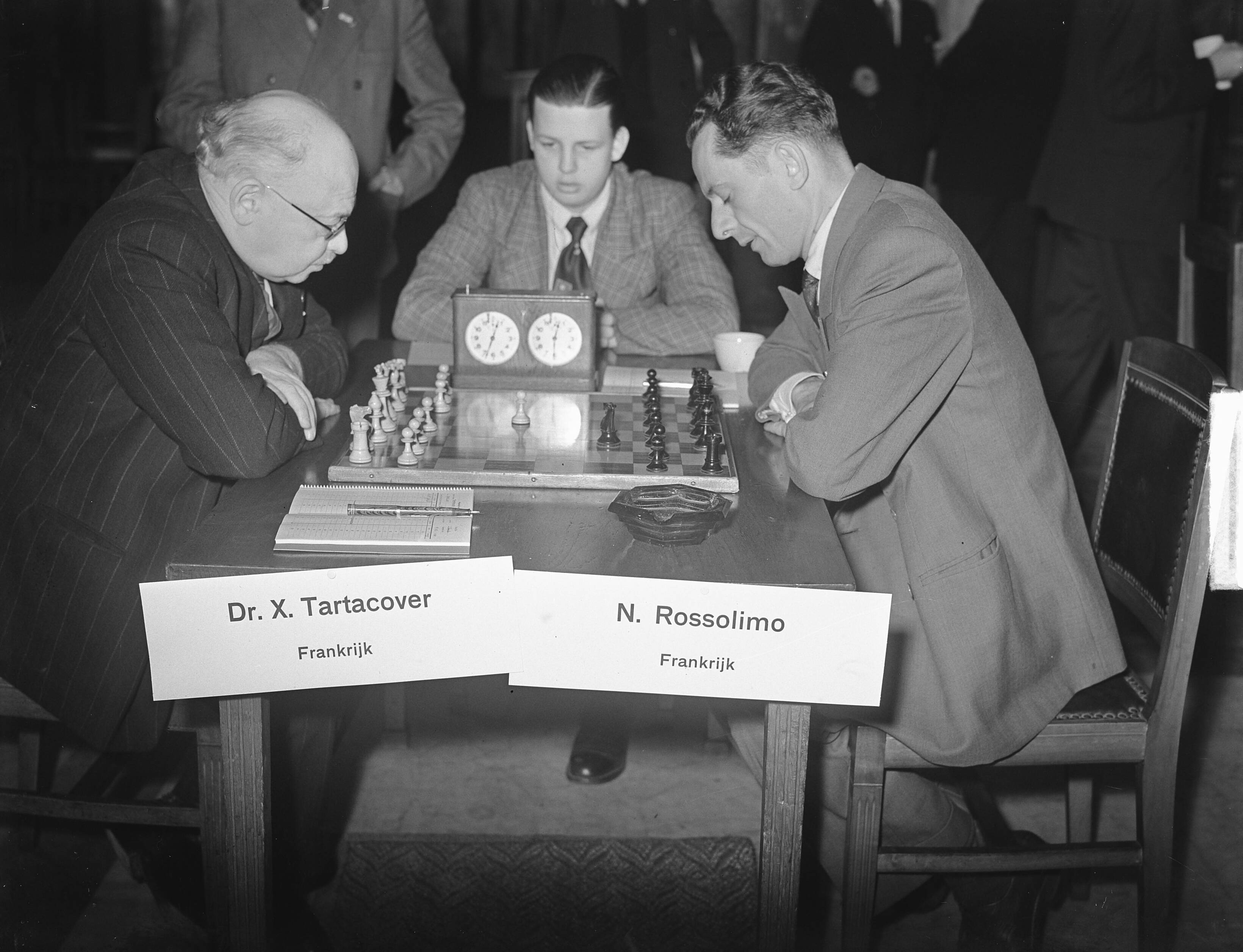 Wereldschaaktoernooi te Amsterdam eerste dag — Wereldschaaktoernooi te Amsterdam, eerste dag; Tartacover tegen Rossolimo — Foto: Pot, Harry / Anefo. Licentie: Set B: Rechtenvrij / Publiek Domein. Bron: Nationaal Archief. http://hdl.handle.net/10648/a8e21976-d0b4-102d-bcf8-003048976d84