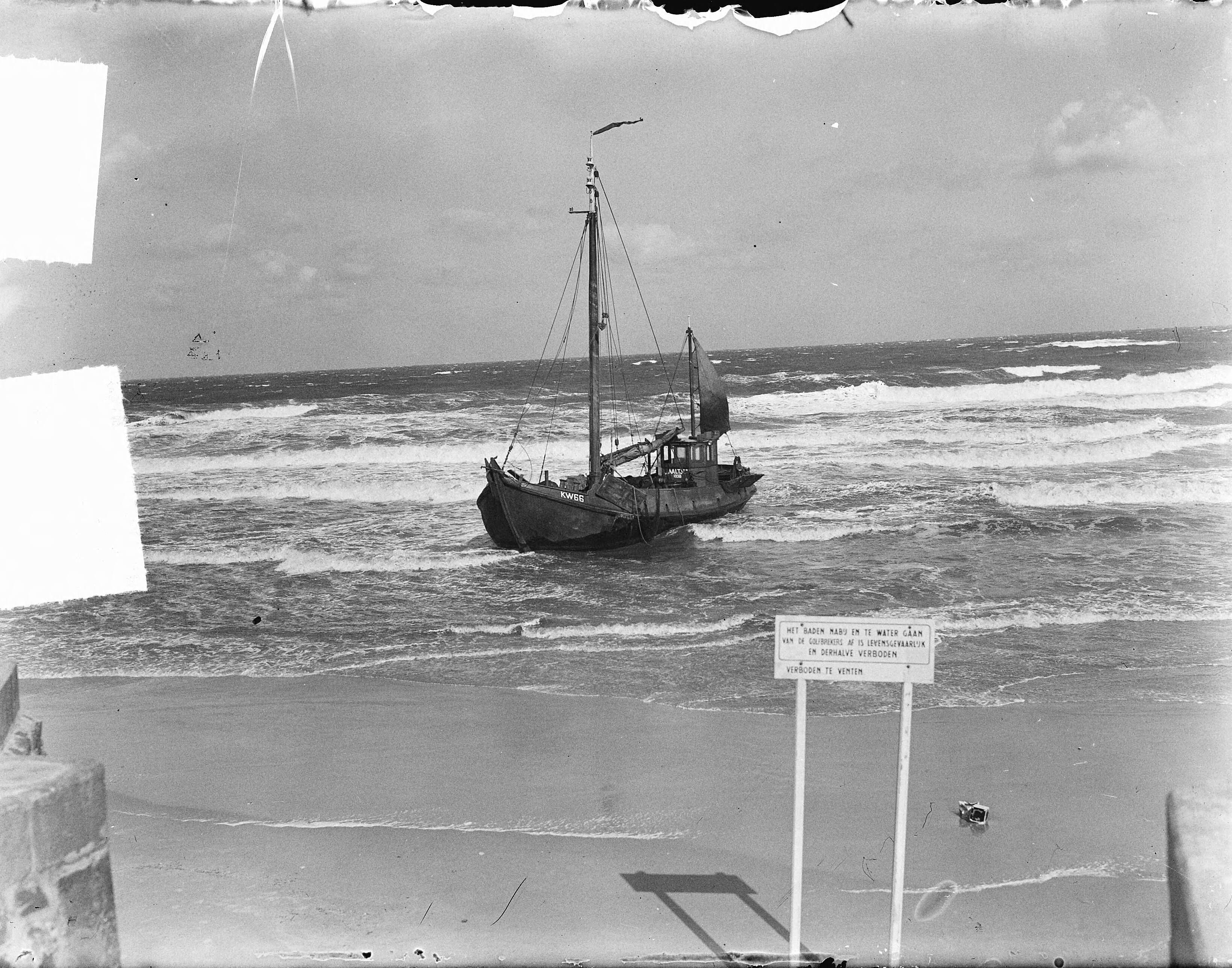 Fotocollectie Anefo — Botter Katwijk 66 ("Aaltje") bij Scheveningen gestrand — Foto: Winterbergen, Rolf / Anefo. Licentie: Set B: Rechtenvrij / Publiek Domein. Bron: Nationaal Archief. http://hdl.handle.net/10648/a8daf498-d0b4-102d-bcf8-003048976d84