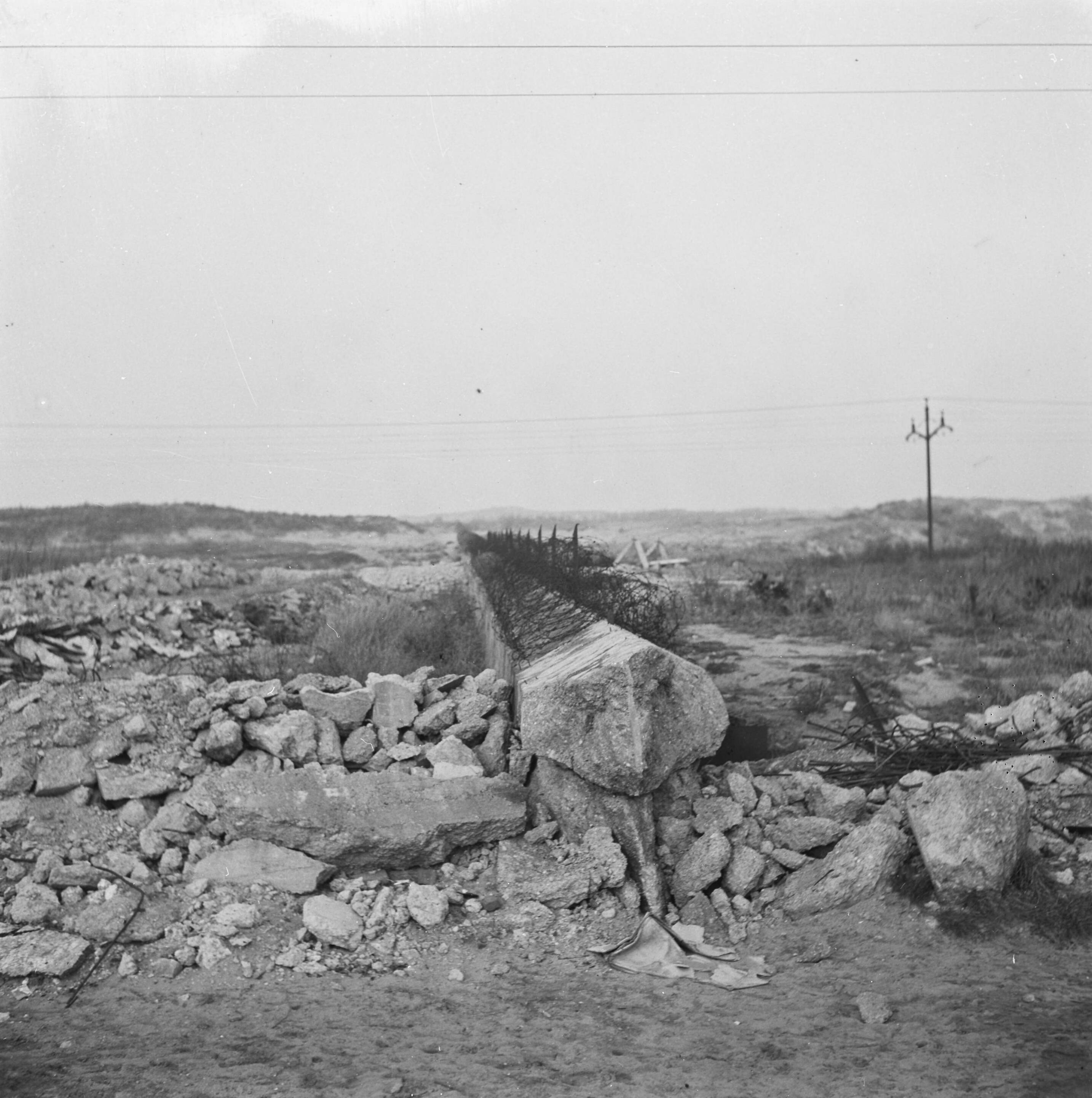 Fotocollectie Anefo — Zandvoort. Betonnen versperringsmuur, gebouwd door de Duitsers, in het kader van de Atlantikwall — Foto: Haren Noman, Theo van / Anefo. Licentie: Set B: Rechtenvrij / Publiek Domein. Bron: Nationaal Archief. http://hdl.handle.net/10648/a8955dc0-d0b4-102d-bcf8-003048976d84