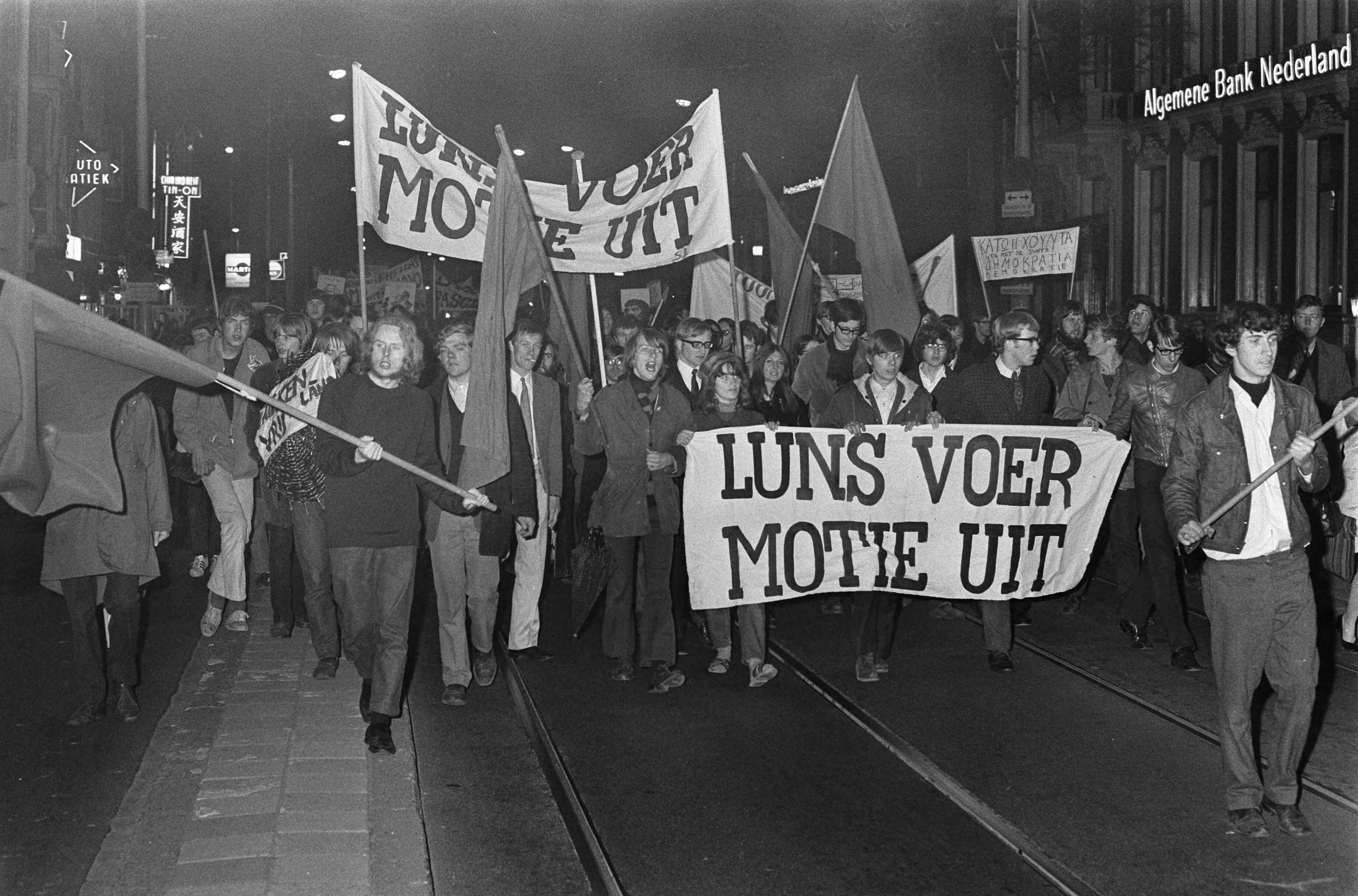 Fotocollectie Anefo — Demonstratie van plusminus 500 jongeren tegen bewind in Griekenland te Den Haag met politie te paard — Foto: Verhoeff, Bert / Anefo. Licentie: Set B: Rechtenvrij / Publiek Domein. Bron: Nationaal Archief. http://hdl.handle.net/10648/ab6612ce-d0b4-102d-bcf8-003048976d84