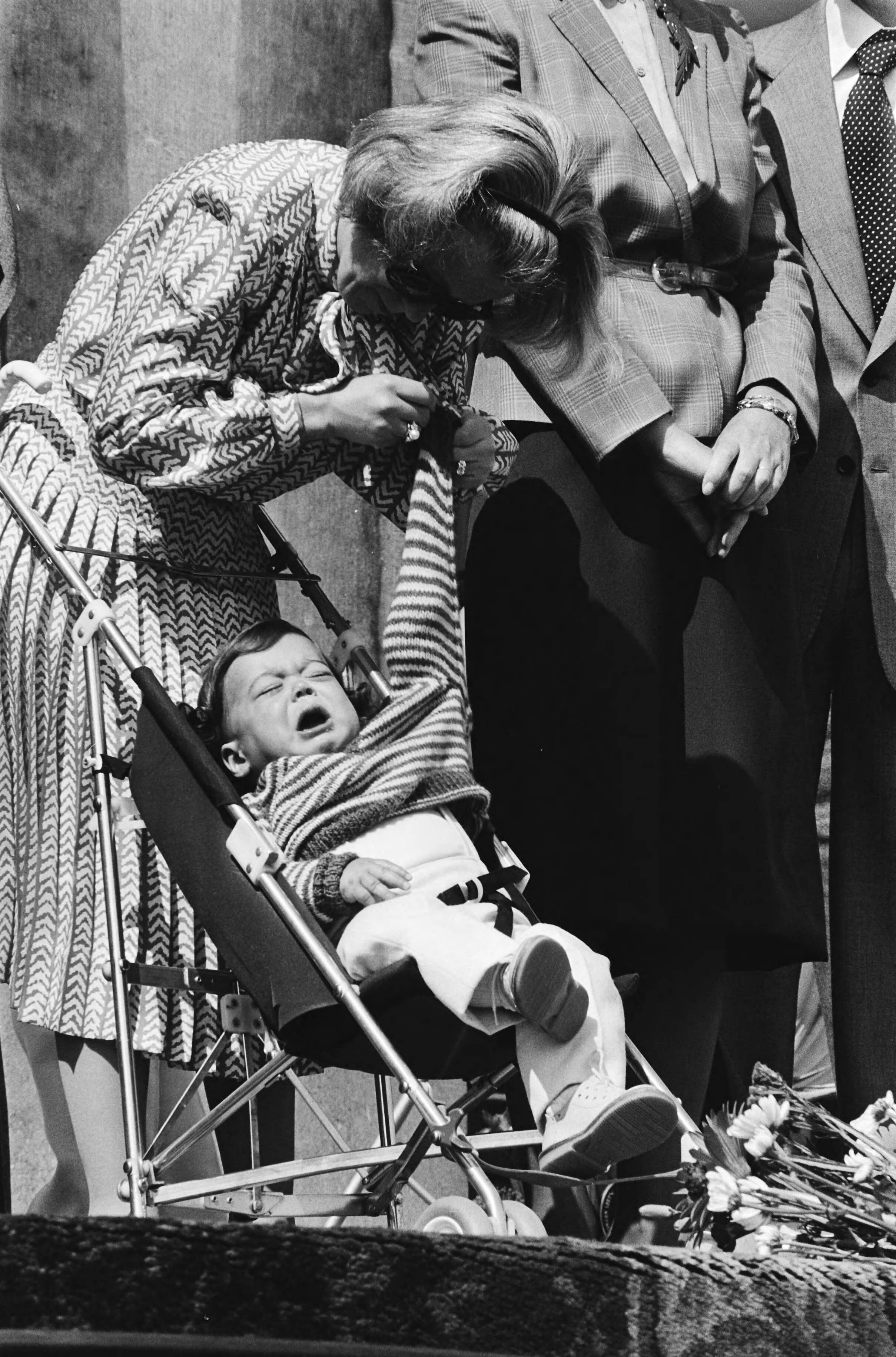 Koninginnedag 1980 — Laatste defilé op paleis Soestdijk; Prinses Christina met huilende zoon Nicolás — Foto: Croes, Rob C. / Anefo. Licentie: Set B: Rechtenvrij / Publiek Domein. Bron: Nationaal Archief. http://hdl.handle.net/10648/ace17cb0-d0b4-102d-bcf8-003048976d84
