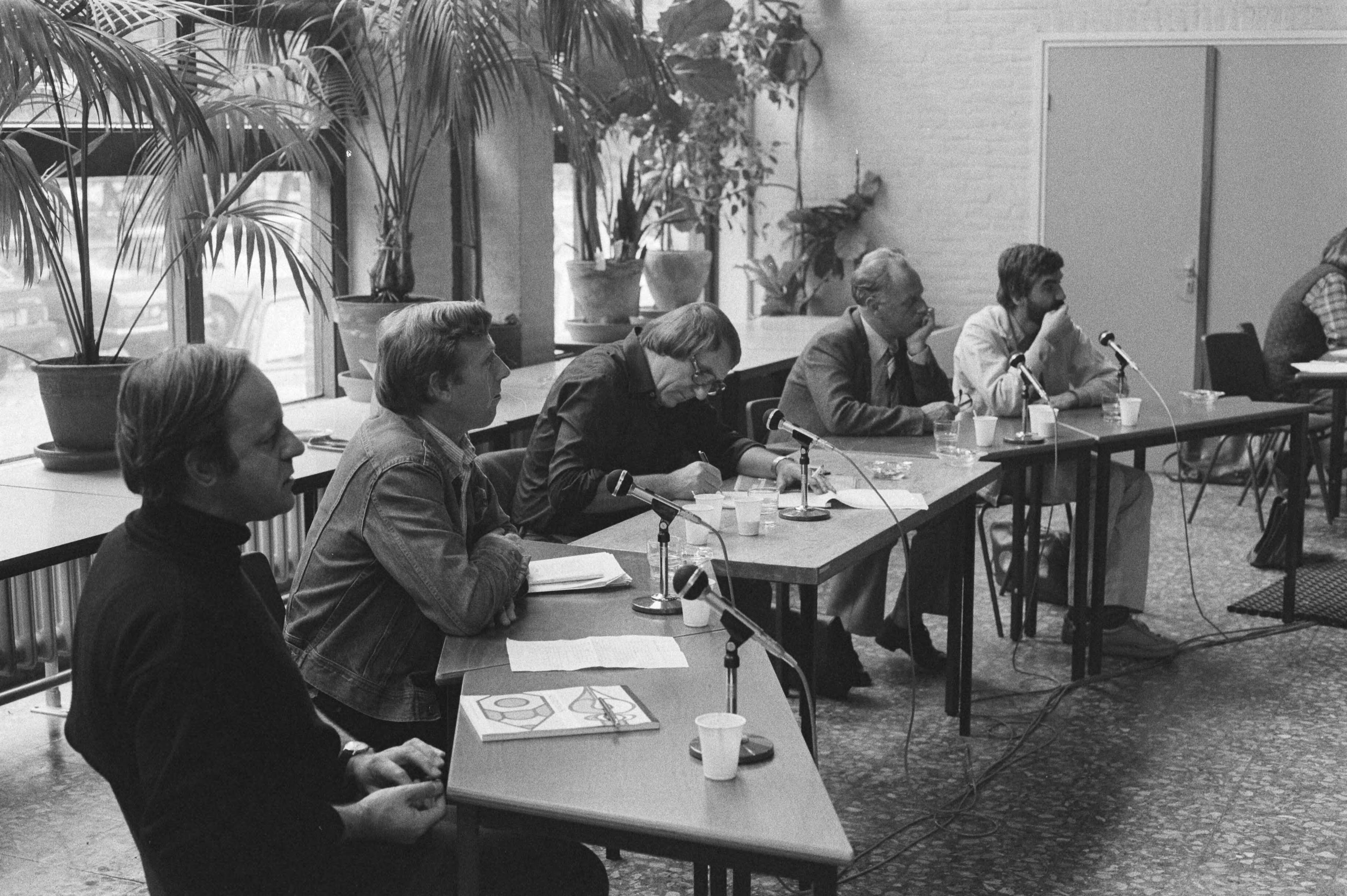 Discussiebijeenkomst van leiders van progressieve partijen in Driebergen — Van links naar rechts Herman Verbeek (PPR), Wilbert Willems (PSP), Kees Schelling (discussieleider), Henk Hoekstra (CPN) en Max van den Berg (PvdA) — Foto: Antonisse, Marcel / Anefo. Licentie: Set B: Rechtenvrij / Publiek Domein. Bron: Nationaal Archief. http://hdl.handle.net/10648/ad07b51a-d0b4-102d-bcf8-003048976d84