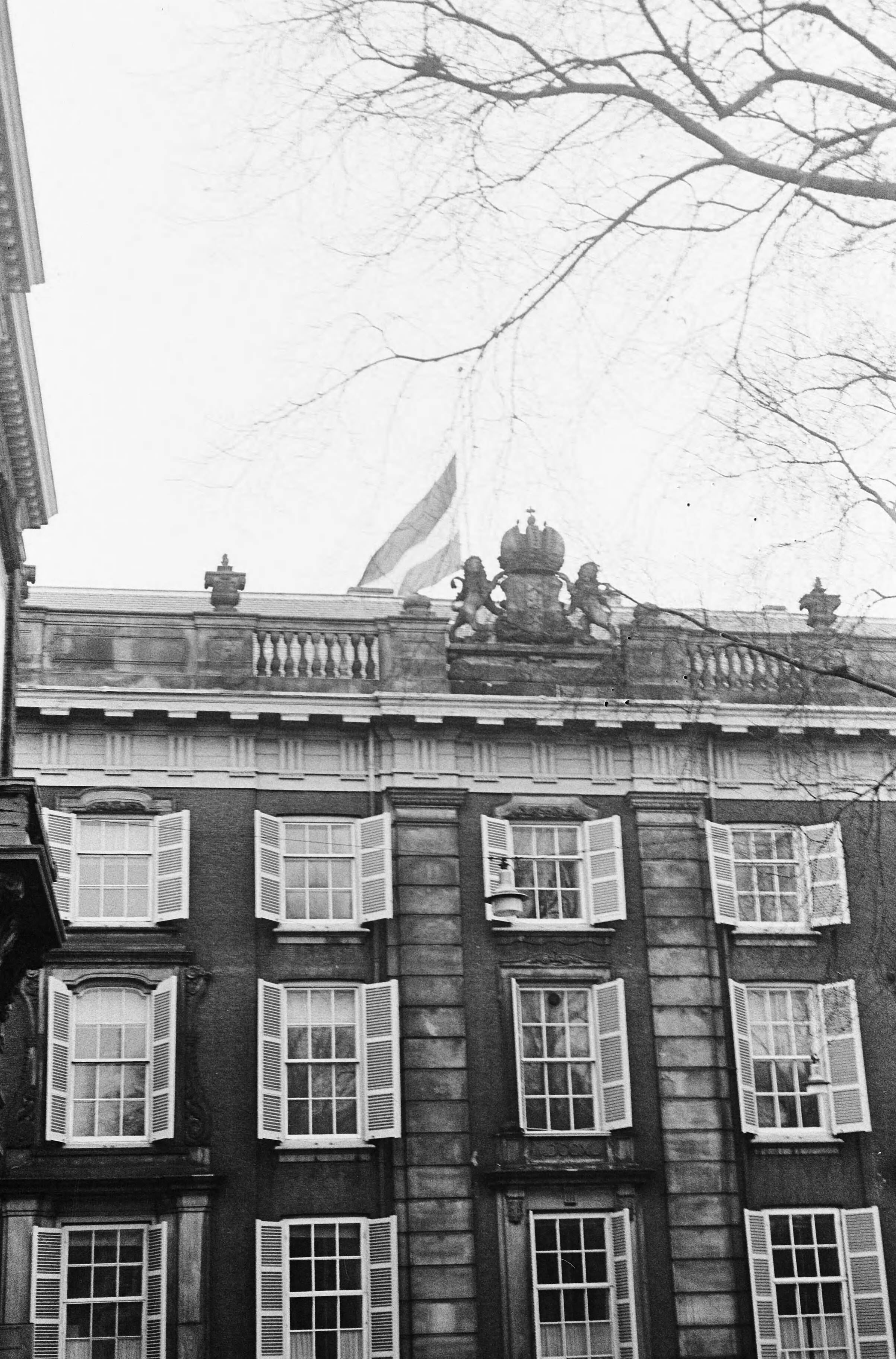 Fotocollectie Anefo — Condoleancebezoek op de Amerikaanse ambassade te Den Haag n.a.v. het overlijden van president Kennedy — Foto: Pot, Harry / Anefo. Licentie: Set B: Rechtenvrij / Publiek Domein. Bron: Nationaal Archief. http://hdl.handle.net/10648/aa4f1430-d0b4-102d-bcf8-003048976d84