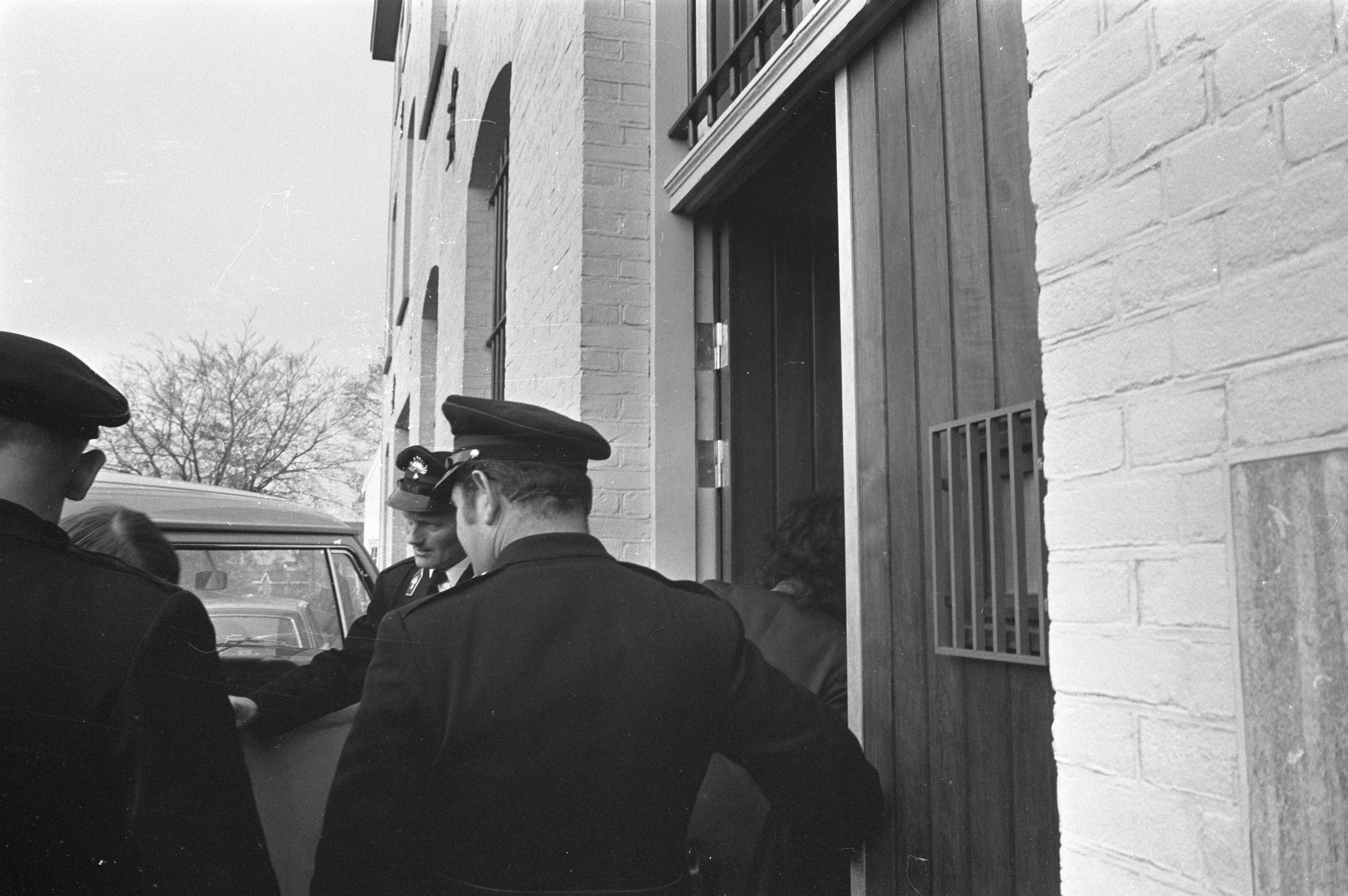 Fotocollectie Anefo — Rellen in Huis van Bewaring Groningen, agentpost voor Huis van Bewaring — Foto: Mieremet, Rob / Anefo. Licentie: Set B: Rechtenvrij / Publiek Domein. Bron: Nationaal Archief. http://hdl.handle.net/10648/abd5e856-d0b4-102d-bcf8-003048976d84