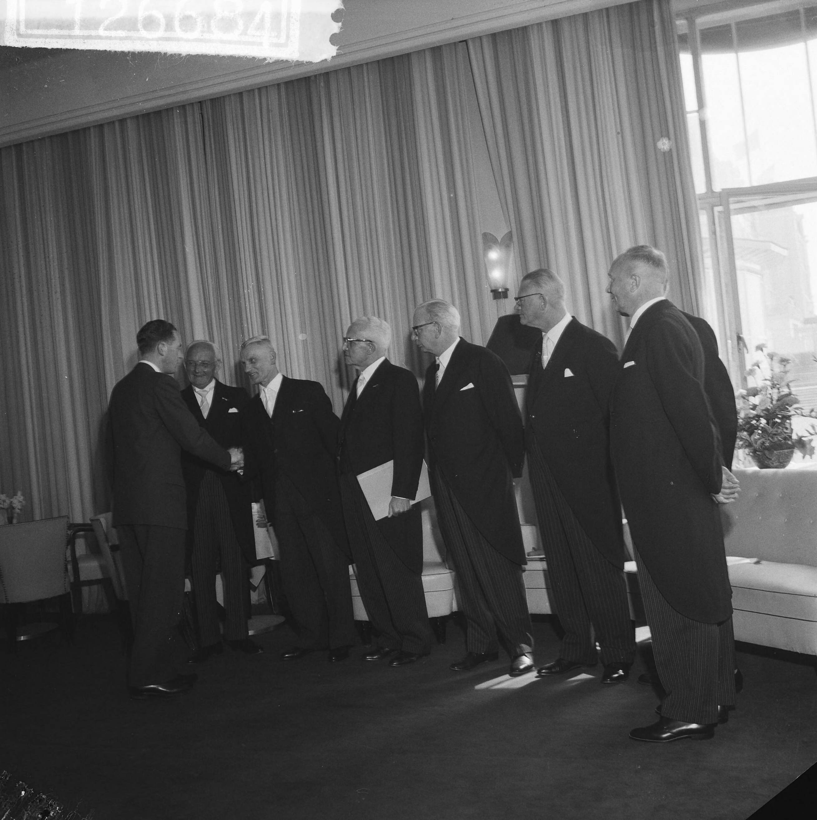 Fotocollectie Anefo — 50-jarig bestaan van de Rotterdamse Korenbeurs. Tijdens de receptie in Scheveningen. Het bestuur: C. Duvekot , D. Nuyteren , P. Luitse , H. Nelema, Waldijk — Foto: Lindeboom, Henk / Anefo. Licentie: Set B: Rechtenvrij / Publiek Domein. Bron: Nationaal Archief. http://hdl.handle.net/10648/a9daa712-d0b4-102d-bcf8-003048976d84