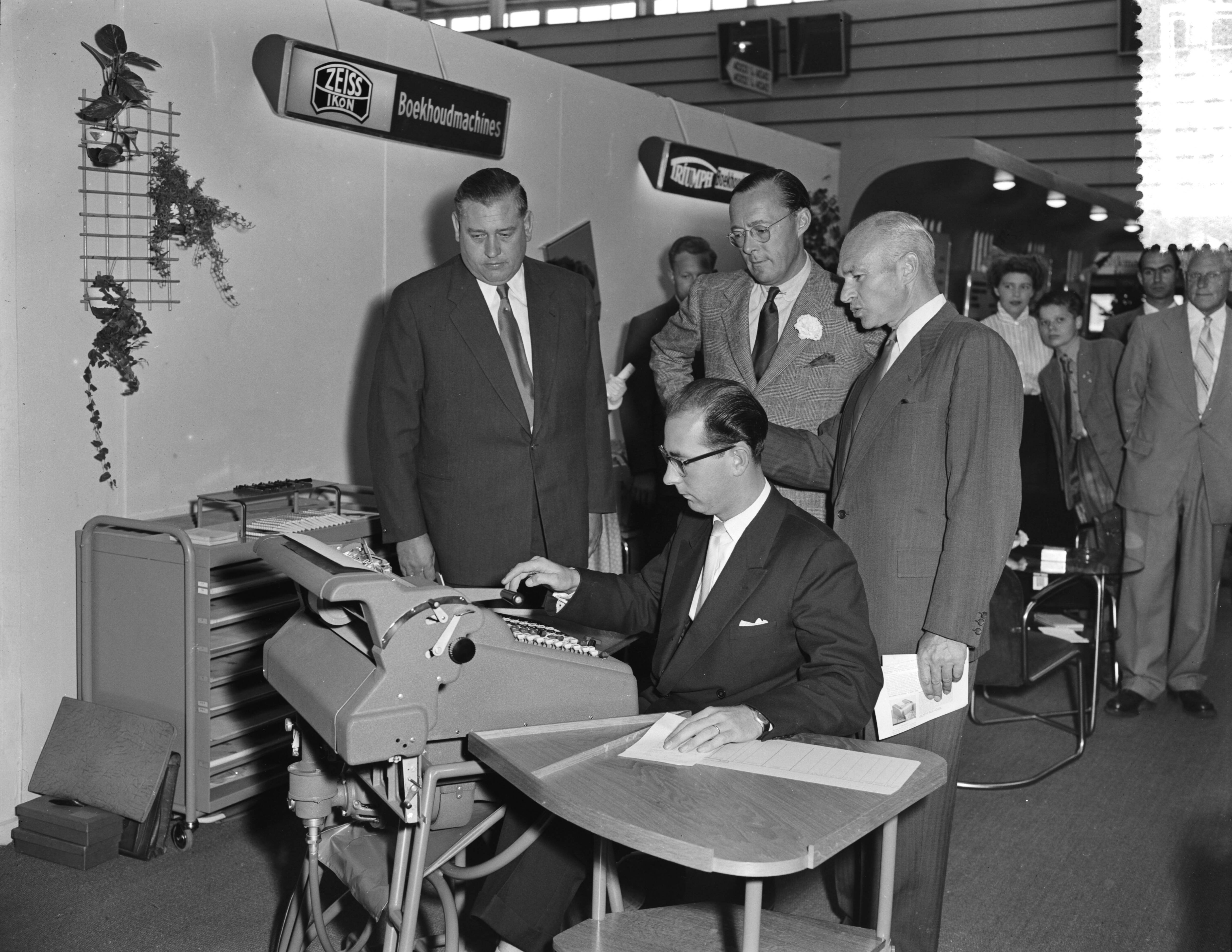 Prins Bernhard bezoekt de Jaarbeurs te Utrecht — Foto: Pot, Harry / Anefo. — Licentie: Set B: Rechtenvrij / Publiek Domein. Bron: Nationaal Archief. http://hdl.handle.net/10648/a93ac8e6-d0b4-102d-bcf8-003048976d84