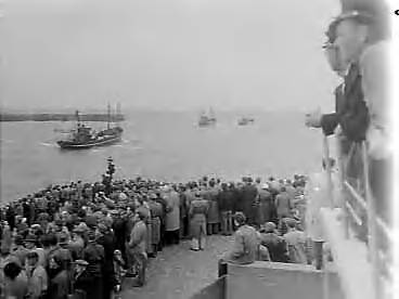 Fotocollectie Anefo — Uitvaren visserijvloot Scheveningen — Foto: Pot, Harry / Anefo. Licentie: Set B: Rechtenvrij / Publiek Domein. Bron: Nationaal Archief. http://hdl.handle.net/10648/a960258c-d0b4-102d-bcf8-003048976d84