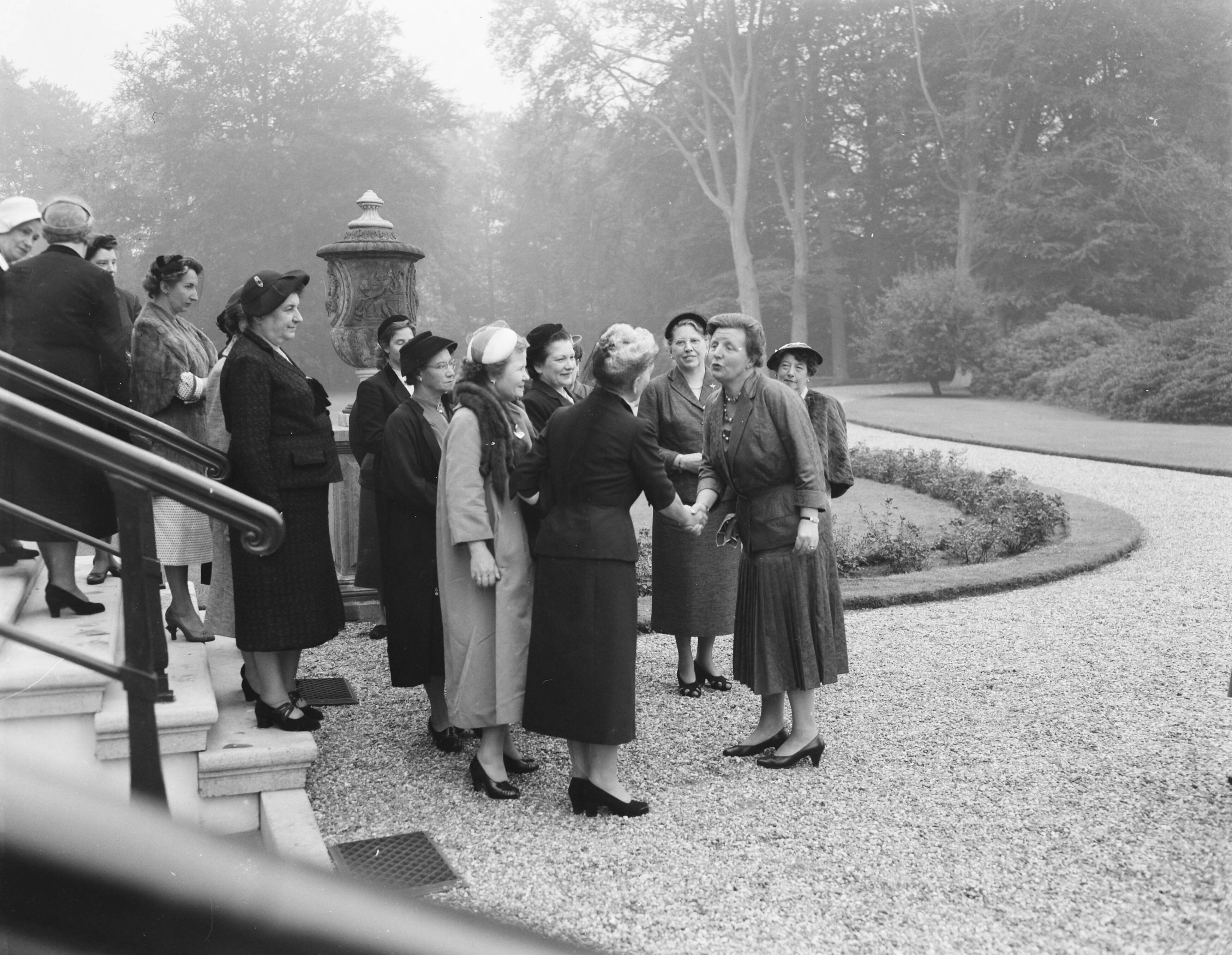 Fotocollectie Anefo — Koningin Juliana ontvangt een delegatie van het congres van vrouwelijke bedrijfshoofden op paleis Soestdijk — Foto: Noske, J.D. / Anefo. Licentie: Set B: Rechtenvrij / Publiek Domein. Bron: Nationaal Archief. http://hdl.handle.net/10648/a93b7e1c-d0b4-102d-bcf8-003048976d84