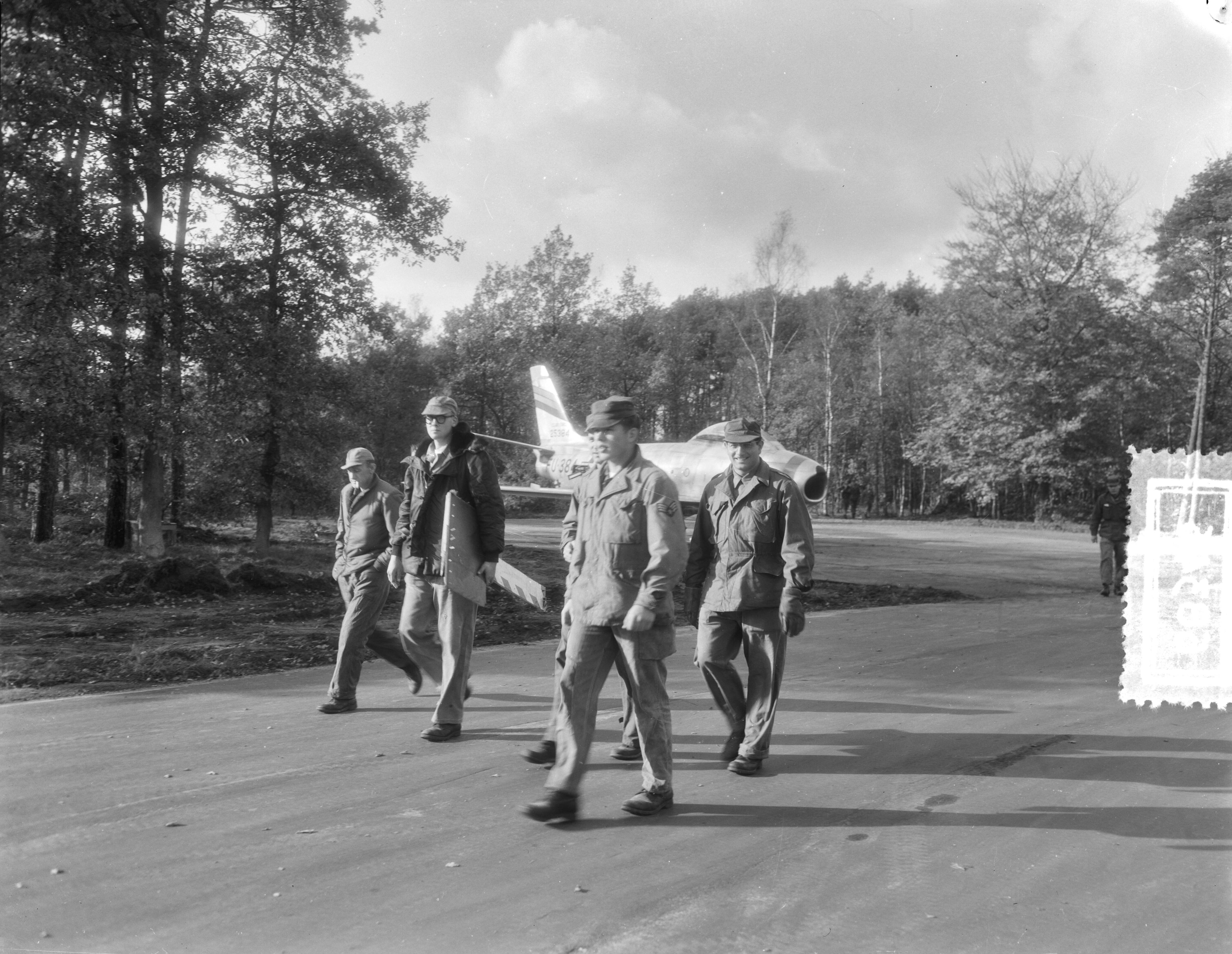 Fotocollectie Anefo — [North American F-86 Sabres van het USAF 32th Fighter Day Squadron gestationeerd op Soesterberg] — Foto: Duinen, G.W. van / Anefo. Licentie: Set B: Rechtenvrij / Publiek Domein. Bron: Nationaal Archief. http://hdl.handle.net/10648/a92caf54-d0b4-102d-bcf8-003048976d84
