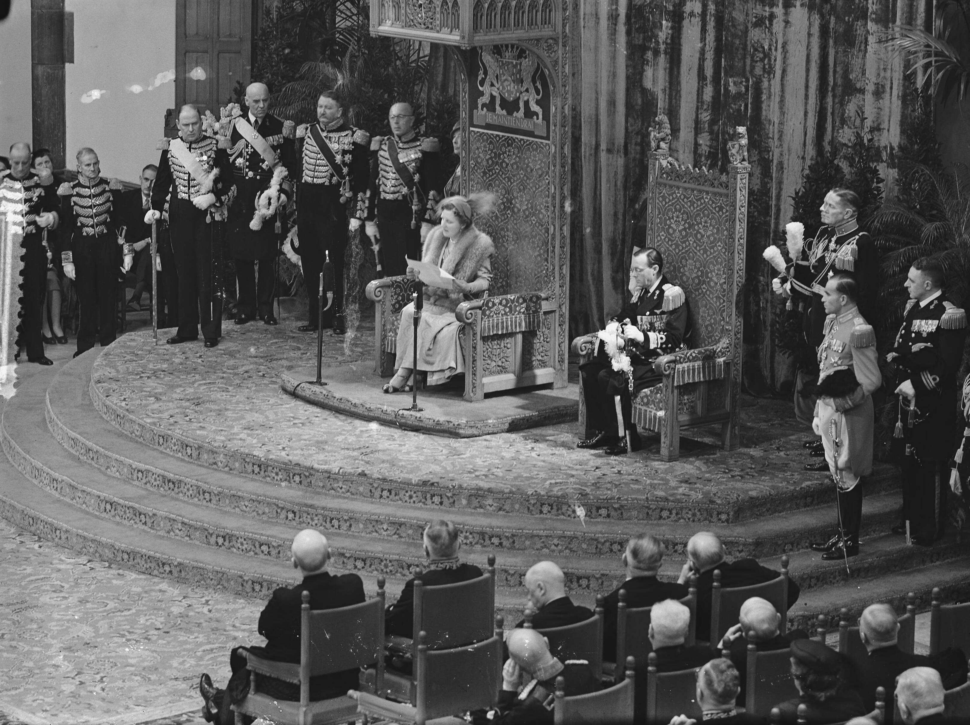 Koningin Juliana ondertekent in een plechtige bijeenkomst in de Ridderzaal in Den Haag de Acte van Bevestiging van het Statuut voor het Koninkrijk — Ondertekening van de Acte van Bevestiging van het Statuut van het Koninkrijk in de Ridderzaal te Den Haag. Toespraak van koningin Juliana — Foto: Bilsen, Joop van / Anefo. Licentie: Set B: Rechtenvrij / Publiek Domein. Bron: Nationaal Archief. http://hdl.handle.net/10648/a92e294c-d0b4-102d-bcf8-003048976d84