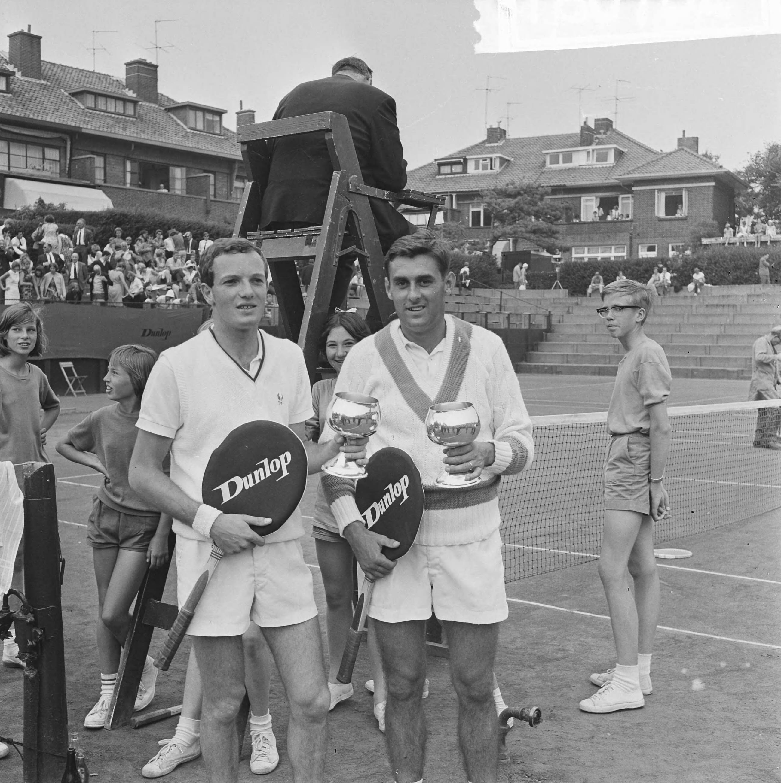 Fotocollectie Anefo — Nederlandse tenniskampioenschappen op de METS-banen te Scheveningen, winnaars herendubbel, Tom Okker en Piet van Eysden (r) met bekers — Foto: Voets, Jan / Anefo. Licentie: Set B: Rechtenvrij / Publiek Domein. Bron: Nationaal Archief. http://hdl.handle.net/10648/aabb2ada-d0b4-102d-bcf8-003048976d84