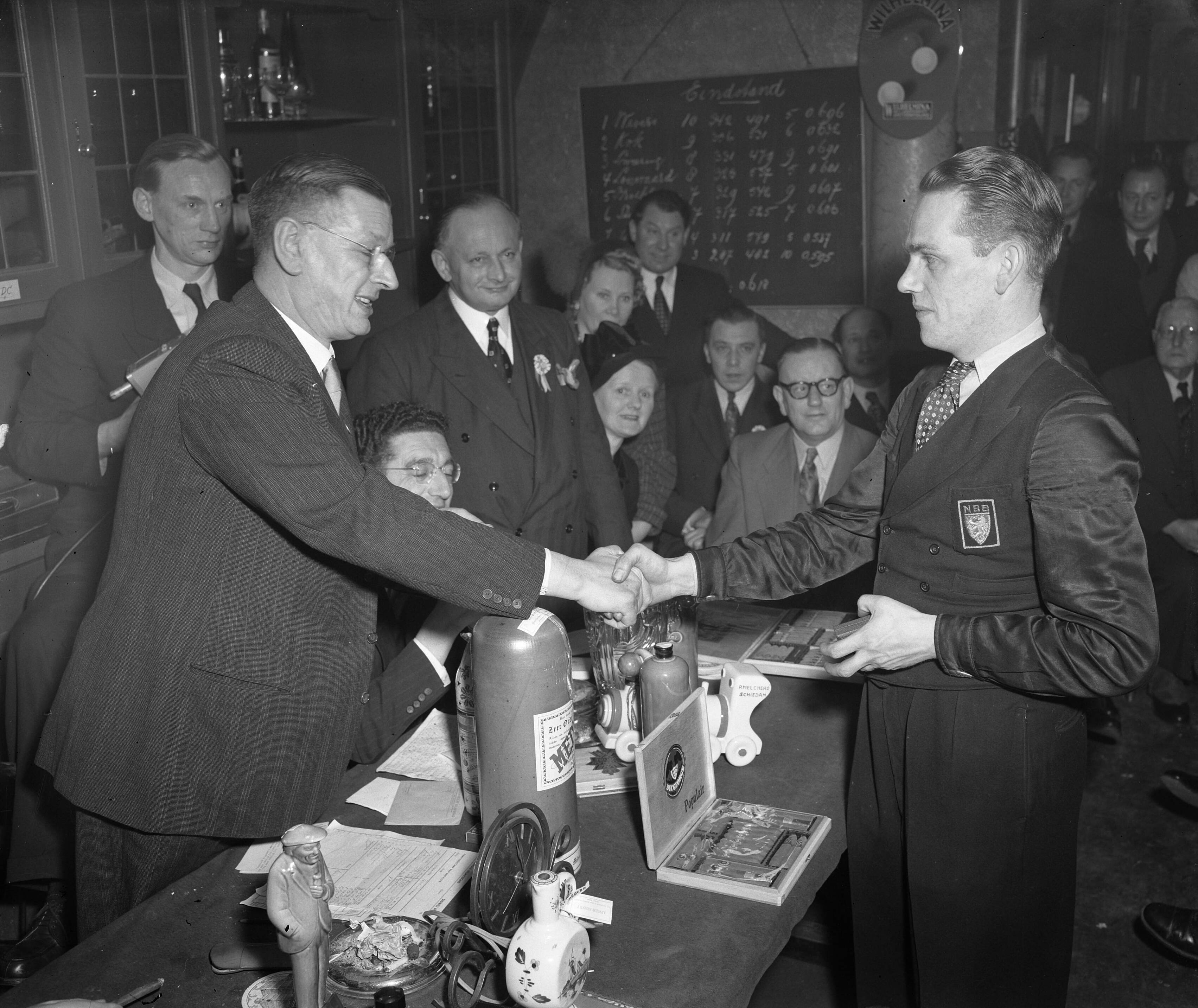 Fotocollectie Anefo — Kampioenschap driebanden in Den Haag. Uitreiking prijs aan Wevers — Foto: Duinen, H. van / Anefo. Licentie: Set B: Rechtenvrij / Publiek Domein. Bron: Nationaal Archief. http://hdl.handle.net/10648/a8e56324-d0b4-102d-bcf8-003048976d84