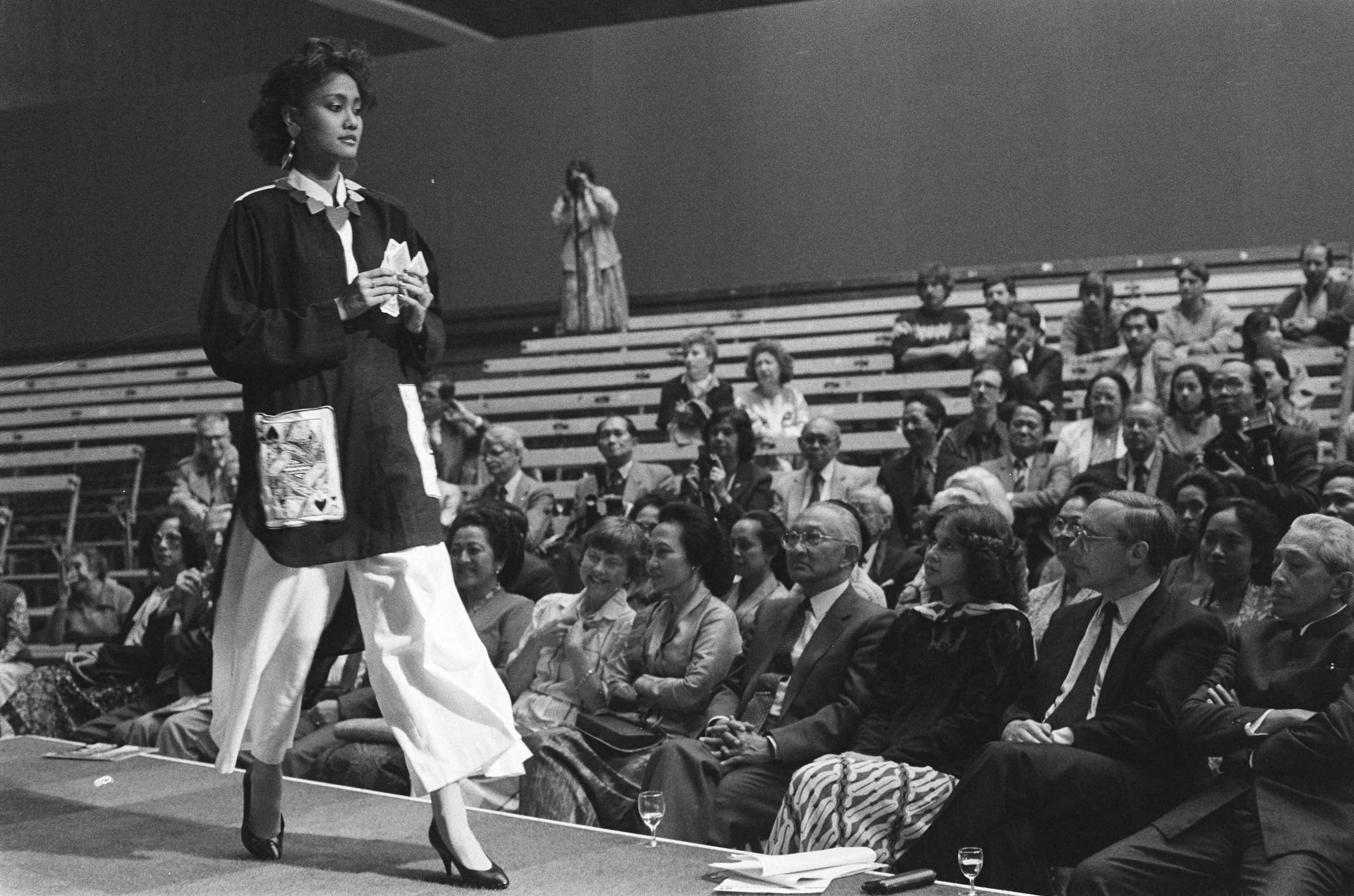 Fotocollectie Anefo — Opening Pasar Malam Besar in Den Haag ; ambassadeur van Indonesie Z. E. Waloejo Soegito (m) kijkt naar een modeshow — Foto: Vollebregt, Sjakkelien / Anefo. Licentie: Set B: Rechtenvrij / Publiek Domein. Bron: Nationaal Archief. http://hdl.handle.net/10648/ad4815ec-d0b4-102d-bcf8-003048976d84