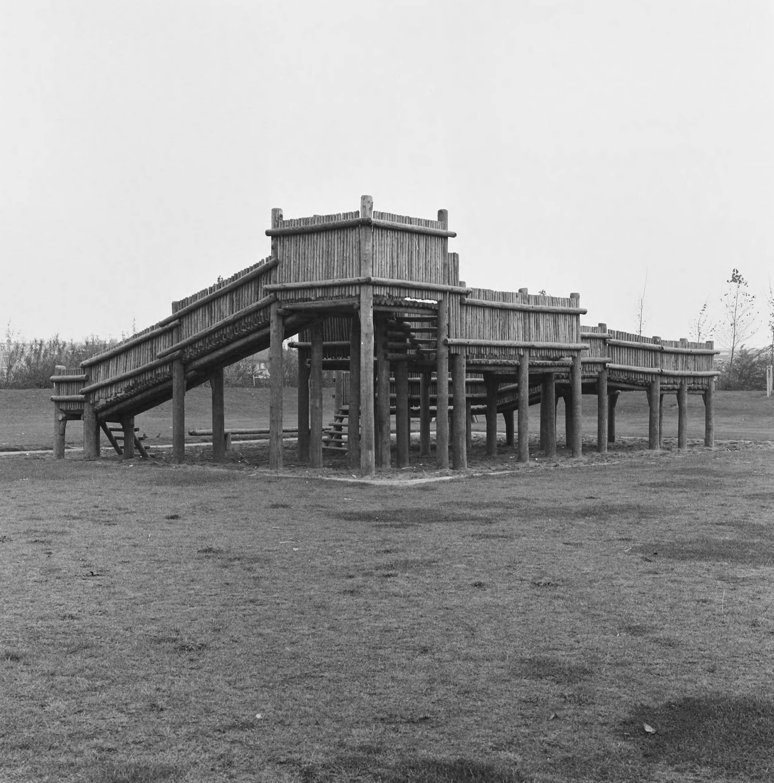 Fotocollectie Nederlandse Heidemaatschappij — Zoetermeer. Speelwerktuigen rond flats — Foto: Fotograaf Onbekend / Heidemij. Licentie: Set B: Rechtenvrij / Publiek Domein. Bron: Nationaal Archief. http://hdl.handle.net/10648/ae8352a0-d0b4-102d-bcf8-003048976d84