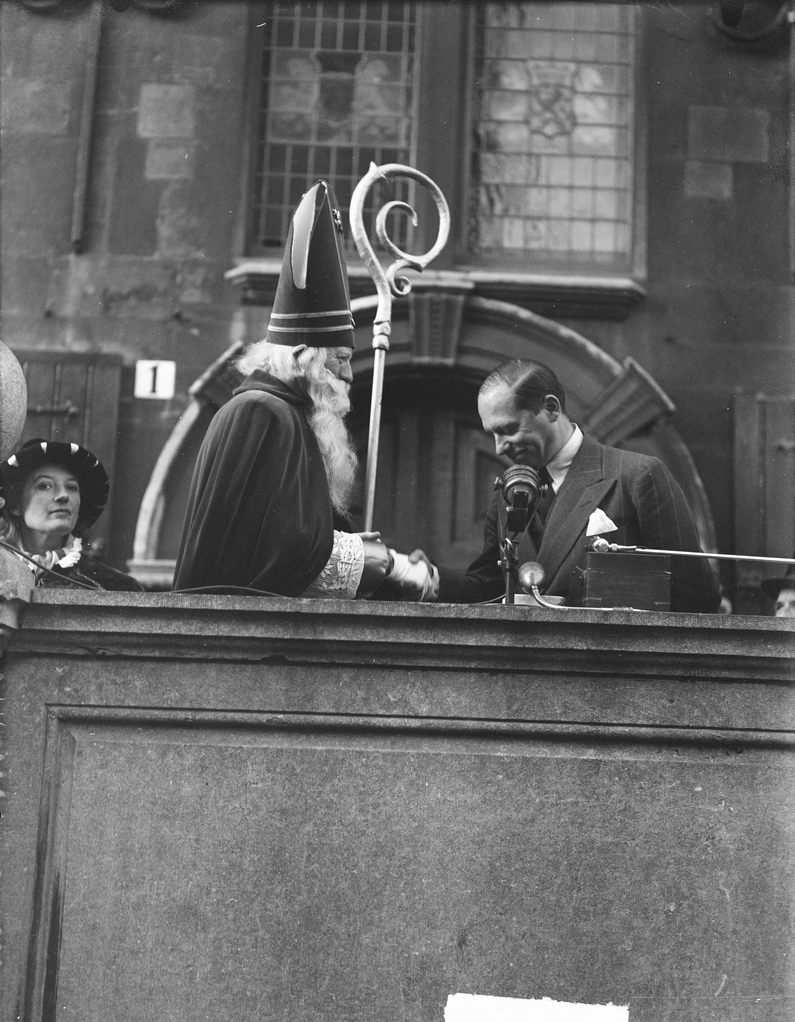 Fotocollectie Anefo — Sint Nicolaas Scheveningen — Foto: Noske, J.D. / Anefo. Licentie: Set B: Rechtenvrij / Publiek Domein. Bron: Nationaal Archief. http://hdl.handle.net/10648/a8c018da-d0b4-102d-bcf8-003048976d84