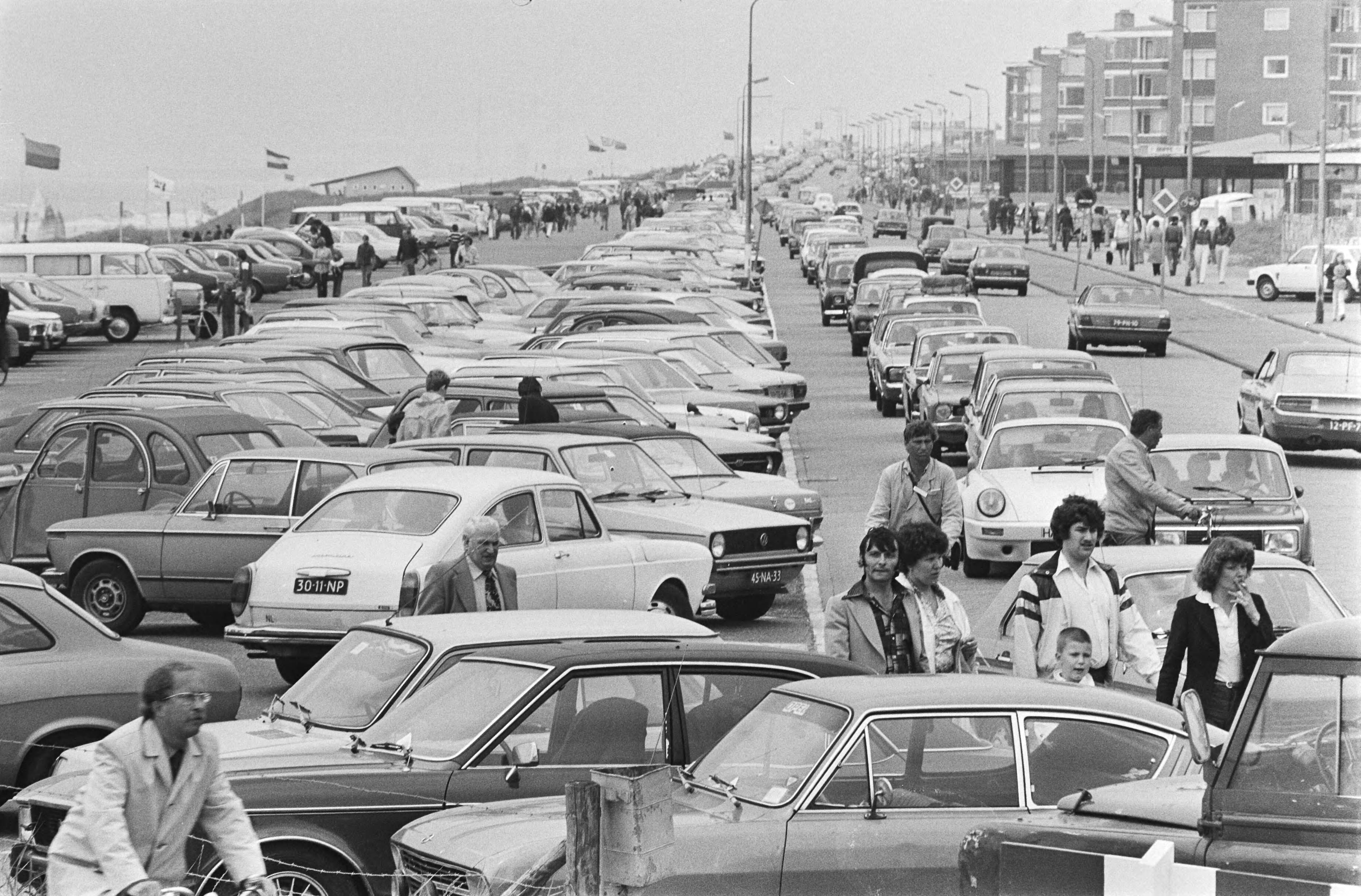 Fotocollectie Anefo — Lege strandstoelen op Zandvoort; drukte op boulevard in Zandvoort — Foto: Suyk, Koen / Anefo. Licentie: Set B: Rechtenvrij / Publiek Domein. Bron: Nationaal Archief. http://hdl.handle.net/10648/acb8afe2-d0b4-102d-bcf8-003048976d84