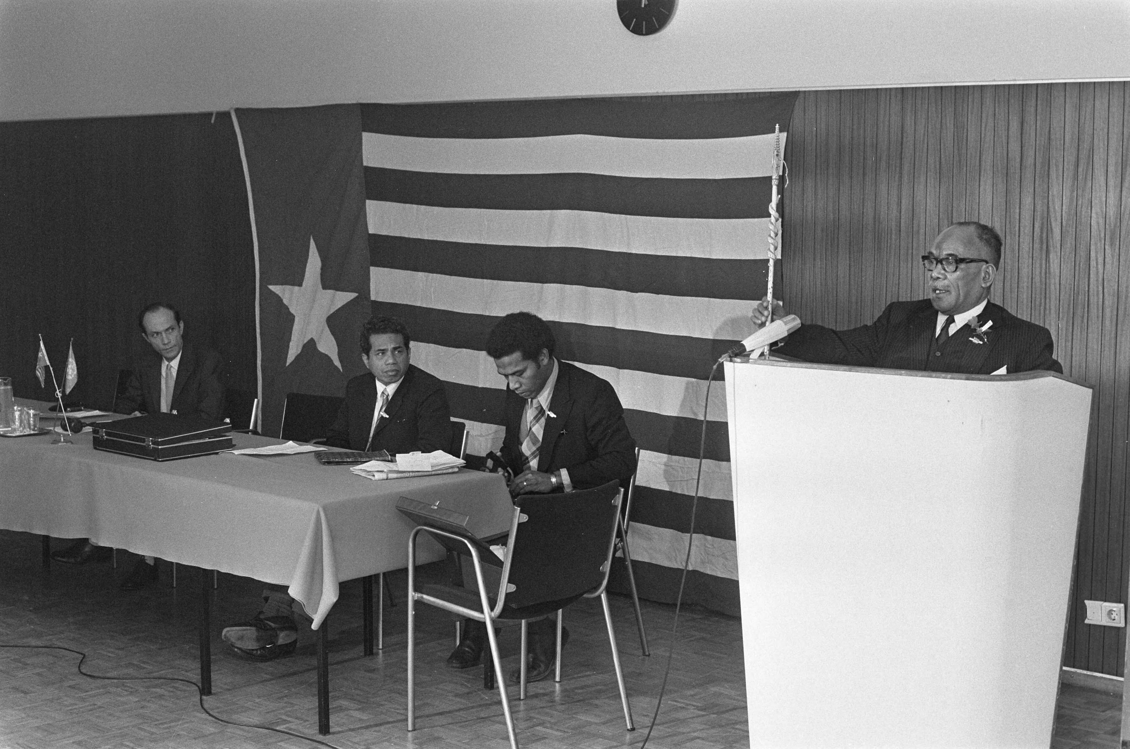 Fotocollectie Anefo — Herdenkingsbijeenkomst Papoeas in Den Haag , toespraak van M. W. Kasiepo , president van West-Papoea/Melanesie — Foto: Verhoeff, Bert / Anefo. Licentie: Set B: Rechtenvrij / Publiek Domein. Bron: Nationaal Archief. http://hdl.handle.net/10648/ac01055e-d0b4-102d-bcf8-003048976d84