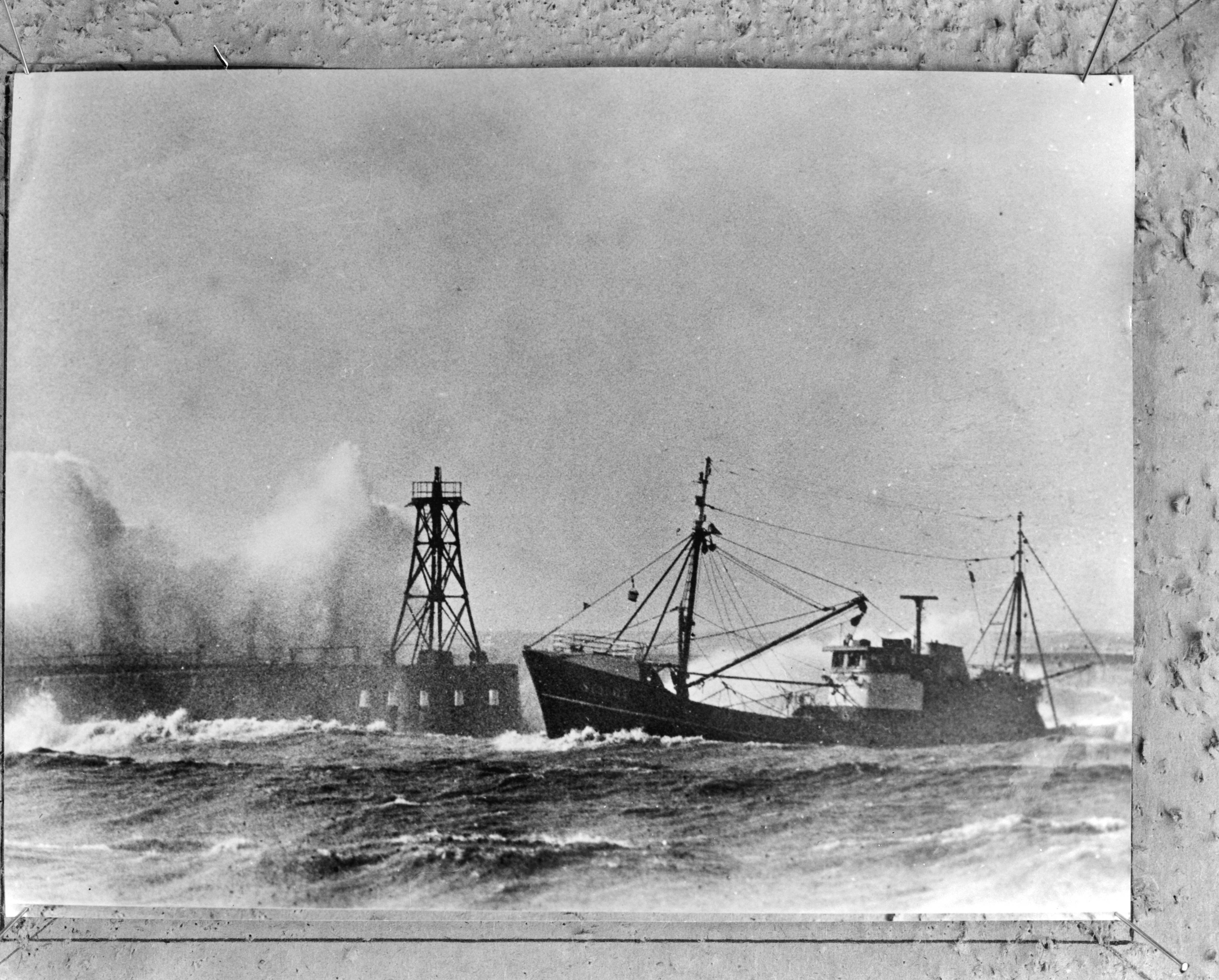 Fotocollectie Anefo — Windkracht 10, vissersboot loopt haven Scheveningen binnen — Foto: Kroon, Ron / Anefo. Licentie: Set B: Rechtenvrij / Publiek Domein. Bron: Nationaal Archief. http://hdl.handle.net/10648/ad79c196-d0b4-102d-bcf8-003048976d84