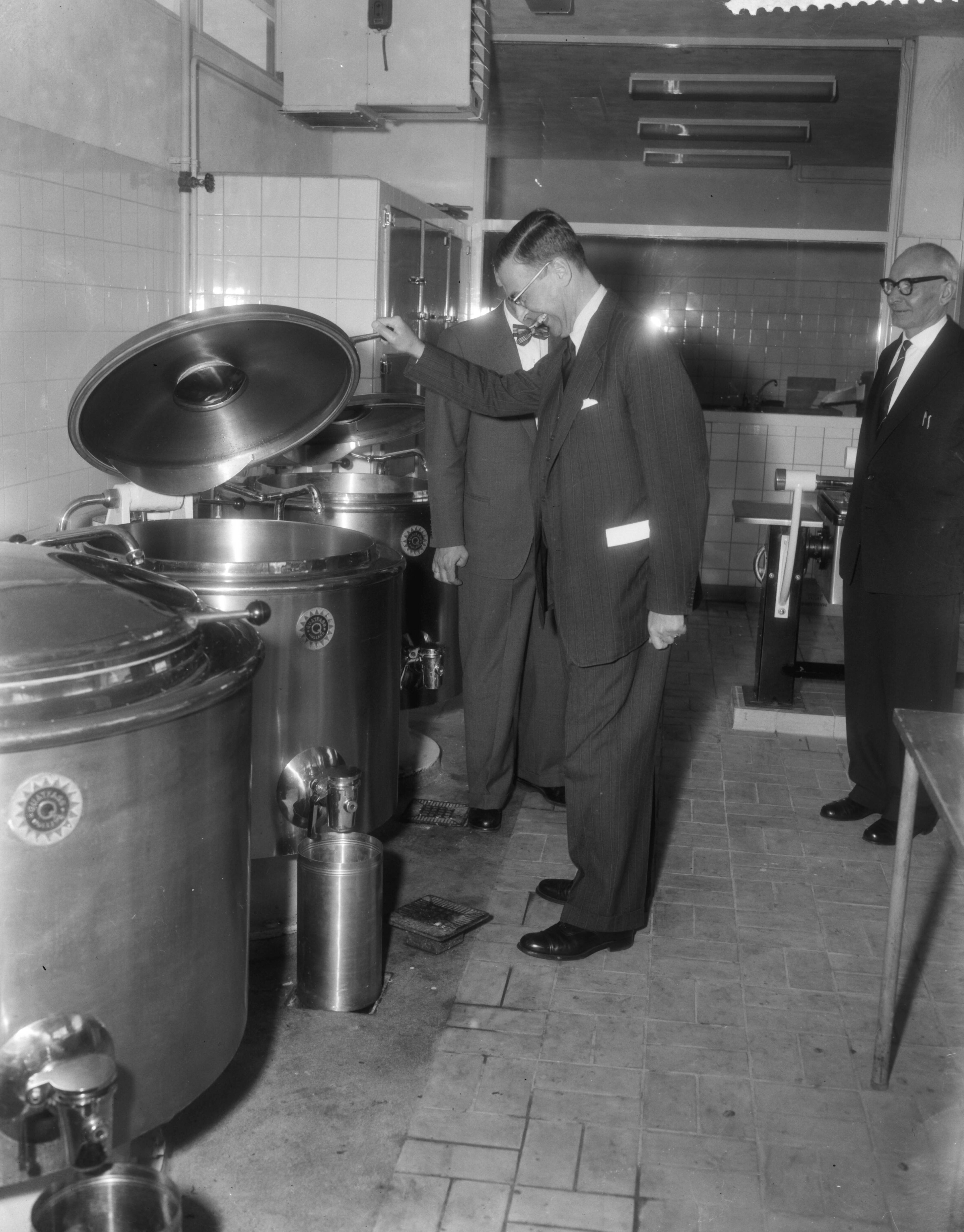Fotocollectie Anefo — Opening door burgemeester G. van Hall van het bejaardencentrum het A. H. Gerhardhuis in Amsterdam-West — Foto: Pot, Harry / Anefo. Licentie: Set B: Rechtenvrij / Publiek Domein. Bron: Nationaal Archief. http://hdl.handle.net/10648/a9913cf8-d0b4-102d-bcf8-003048976d84