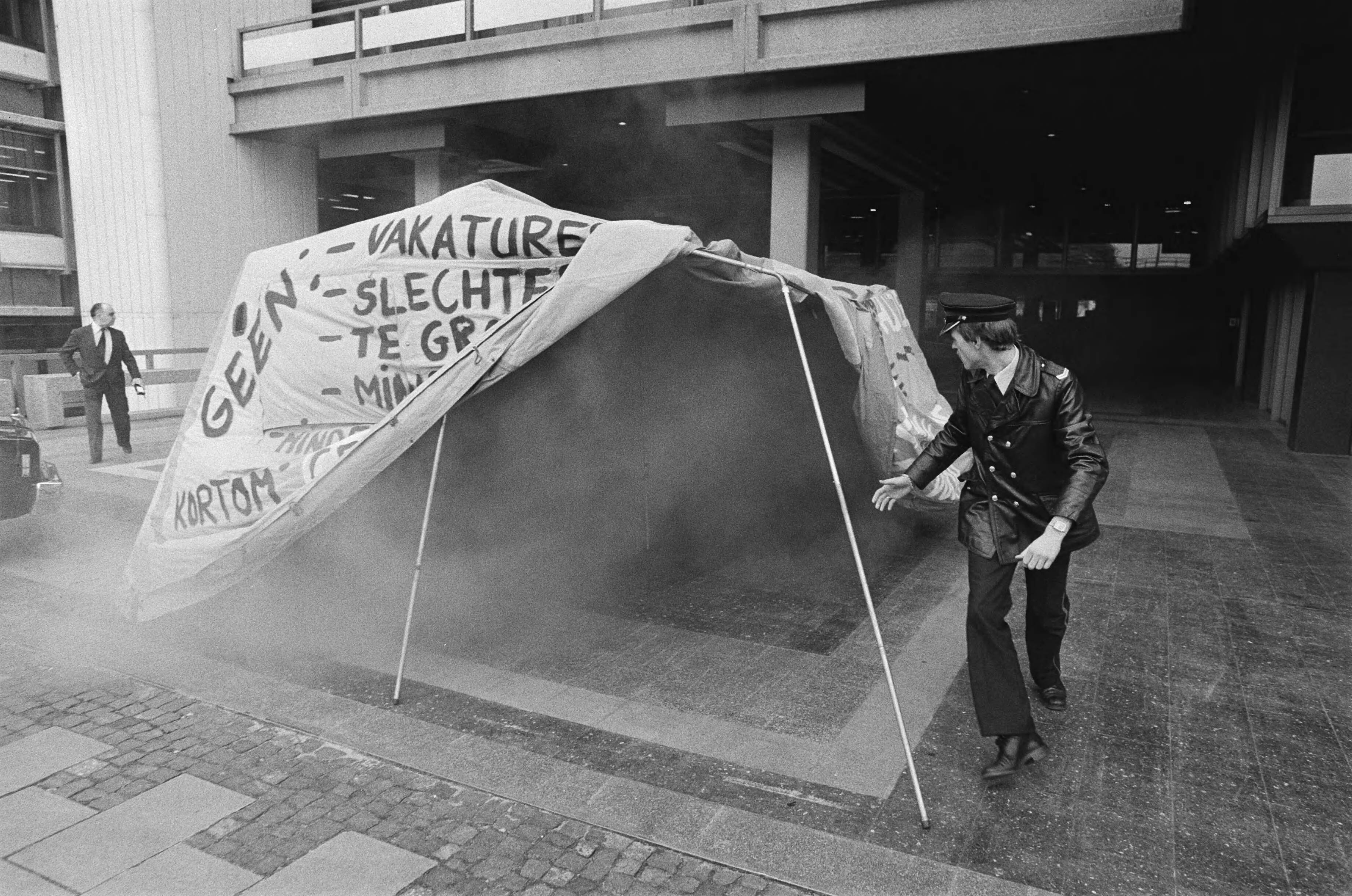 Fotocollectie Anefo — Demonstratie 30 jongeren Belangenvereniging Minderjarigen (BM) en vakbond tehuisbewoners voor Ministerie Justitie, Den Haag — Foto: Antonisse, Marcel / Anefo. Licentie: Set B: Rechtenvrij / Publiek Domein. Bron: Nationaal Archief. http://hdl.handle.net/10648/acf7116a-d0b4-102d-bcf8-003048976d84