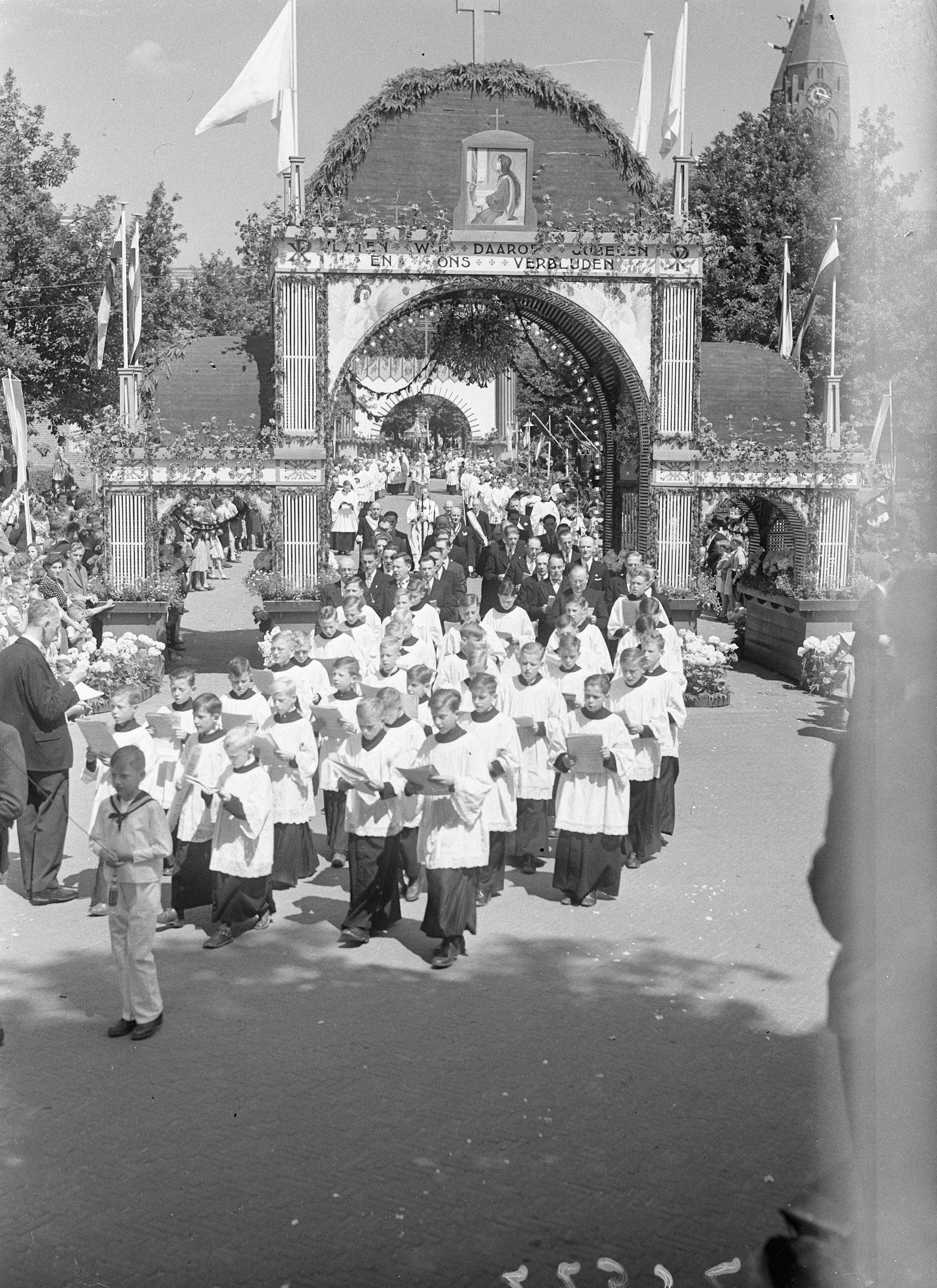 Fotocollectie Anefo — St. Jansprocessie te Laren (N.H.) — Foto: Sagers, Harry / Anefo. Licentie: Set B: Rechtenvrij / Publiek Domein. Bron: Nationaal Archief. http://hdl.handle.net/10648/a8a9de76-d0b4-102d-bcf8-003048976d84