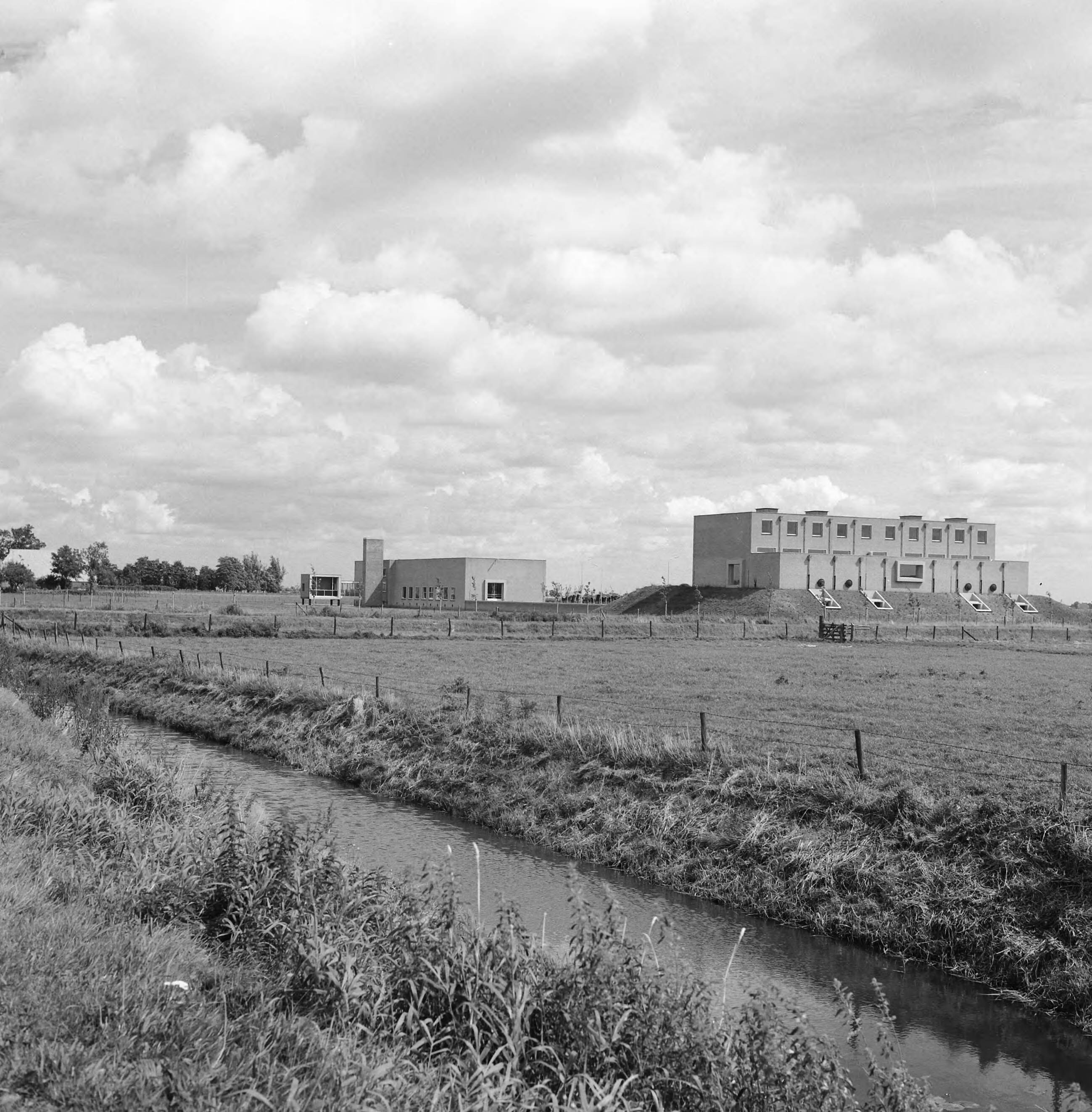 Fotocollectie Nederlandse Heidemaatschappij — Station Waterleidingbedrijf te De Groeve (gem. Zuidlaren) — Foto: Wüllschleger, [...] / Heidemij. Licentie: Set B: Rechtenvrij / Publiek Domein. Bron: Nationaal Archief. http://hdl.handle.net/10648/ae7f3e9a-d0b4-102d-bcf8-003048976d84