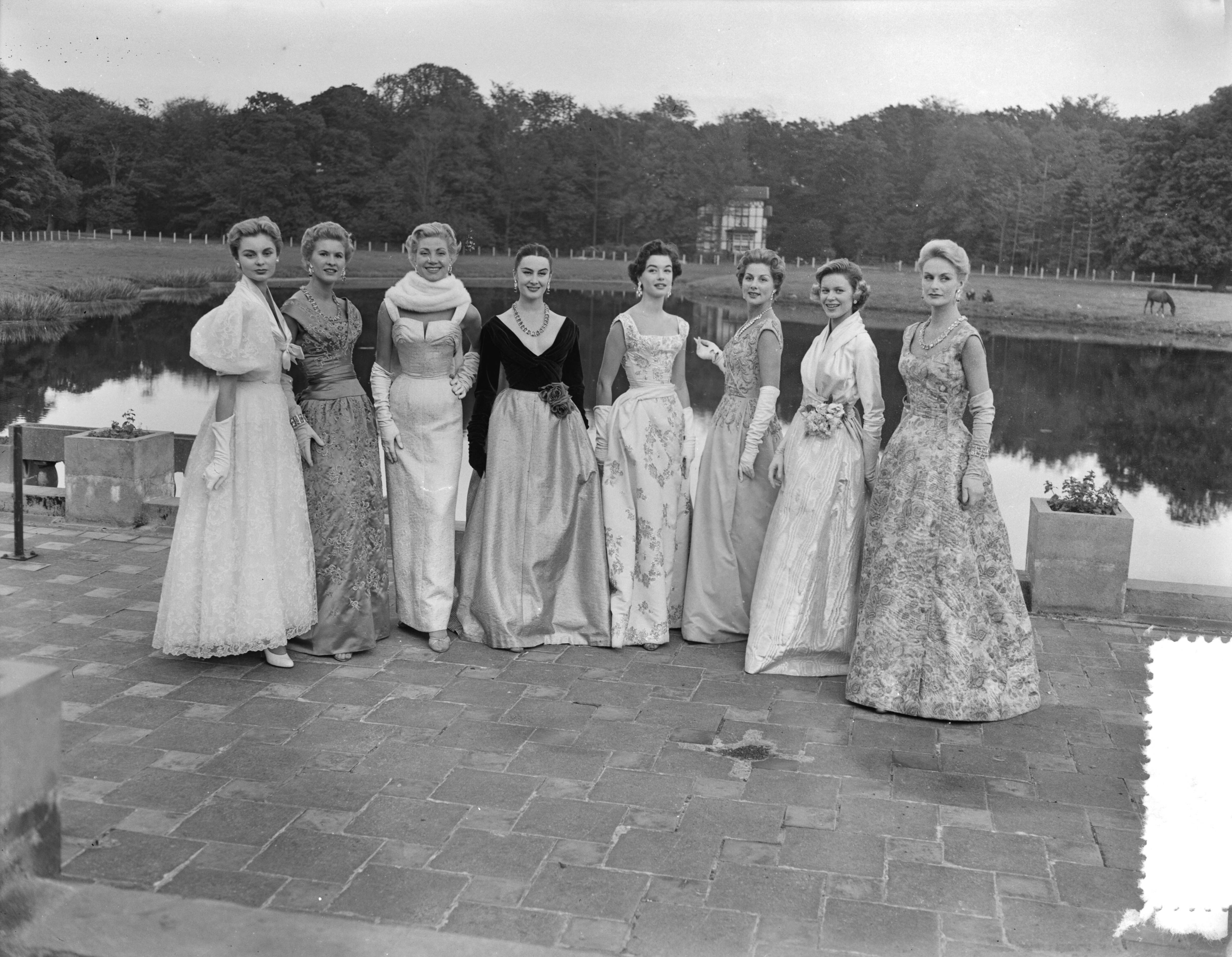 Fotocollectie Anefo — Modeshow van mannequins van couturier Jacques Fath in kasteel Oud-Wassenaar — Foto: Pot, Harry / Anefo. Licentie: Set B: Rechtenvrij / Publiek Domein. Bron: Nationaal Archief. http://hdl.handle.net/10648/a93b868c-d0b4-102d-bcf8-003048976d84