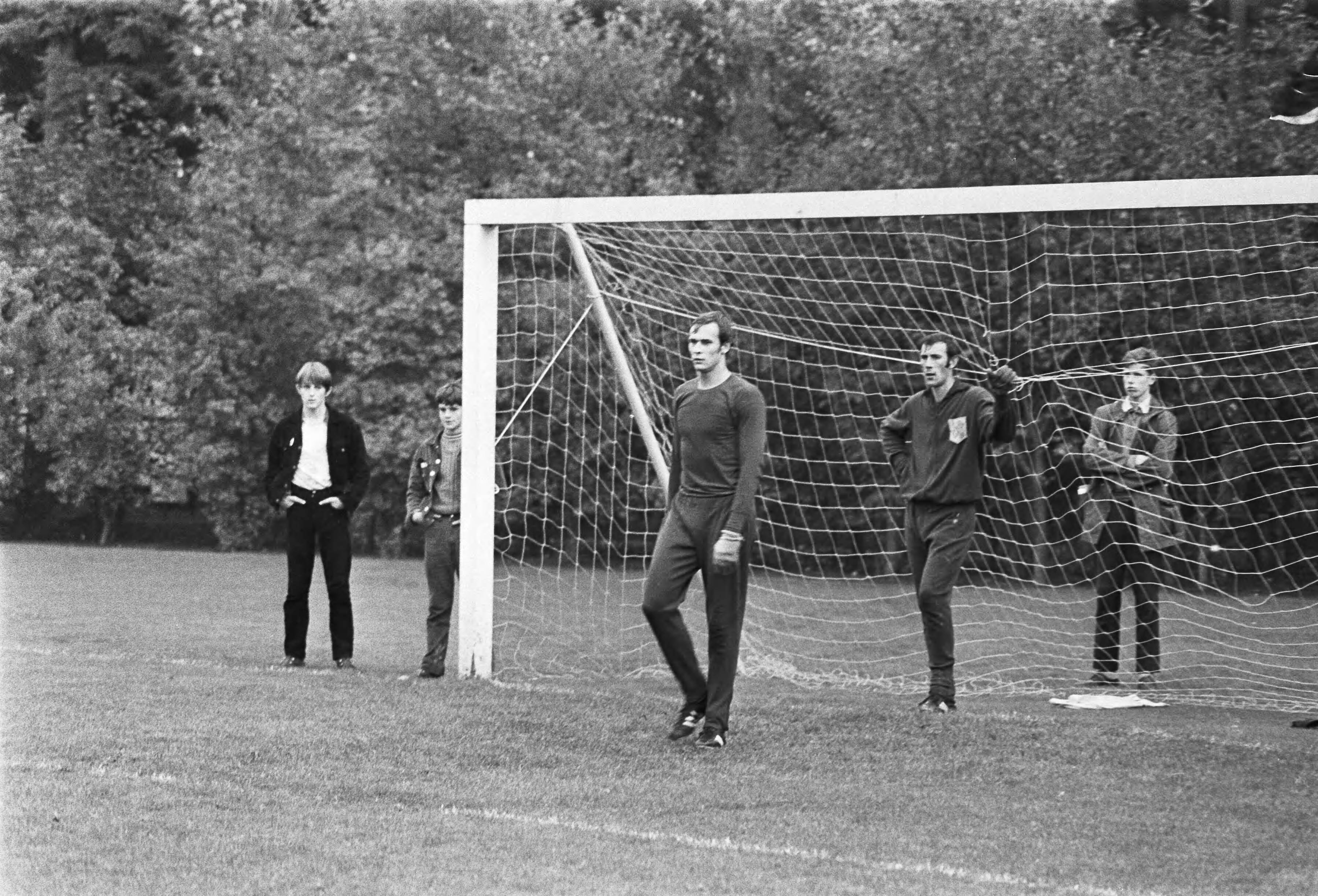 Fotocollectie Anefo — Selectie voor Nederlands elftal traint in KNVB-centrum, Zeist voor wedstrijd tegen Joegoslavie; training — Foto: Mieremet, Rob / Anefo. Licentie: Set B: Rechtenvrij / Publiek Domein. Bron: Nationaal Archief. http://hdl.handle.net/10648/aba5bbcc-d0b4-102d-bcf8-003048976d84
