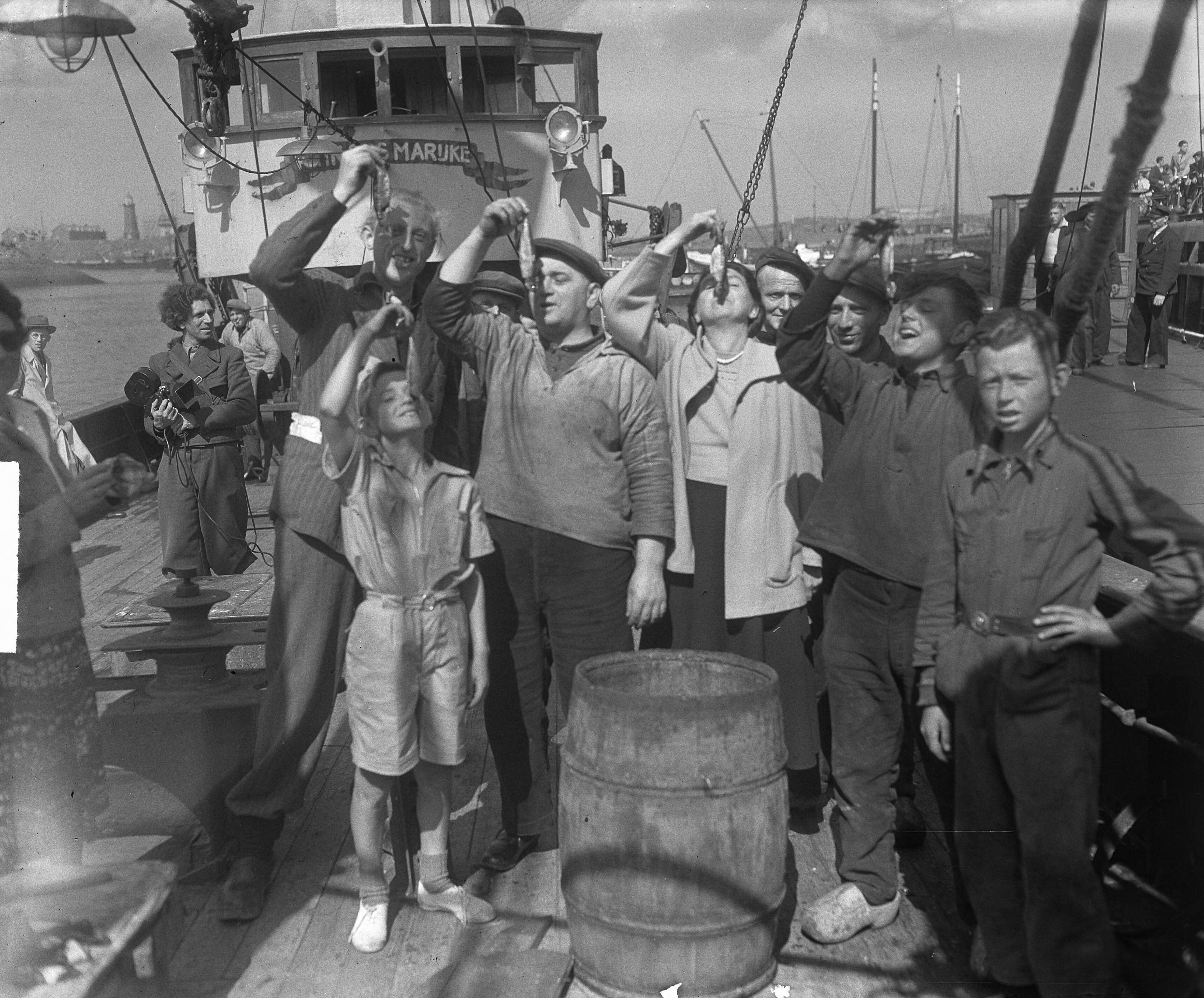 Fotocollectie Anefo — Nieuwe haring in Scheveningen — Foto: Winterbergen, Rolf / Anefo. Licentie: Set B: Rechtenvrij / Publiek Domein. Bron: Nationaal Archief. http://hdl.handle.net/10648/a8da64ec-d0b4-102d-bcf8-003048976d84
