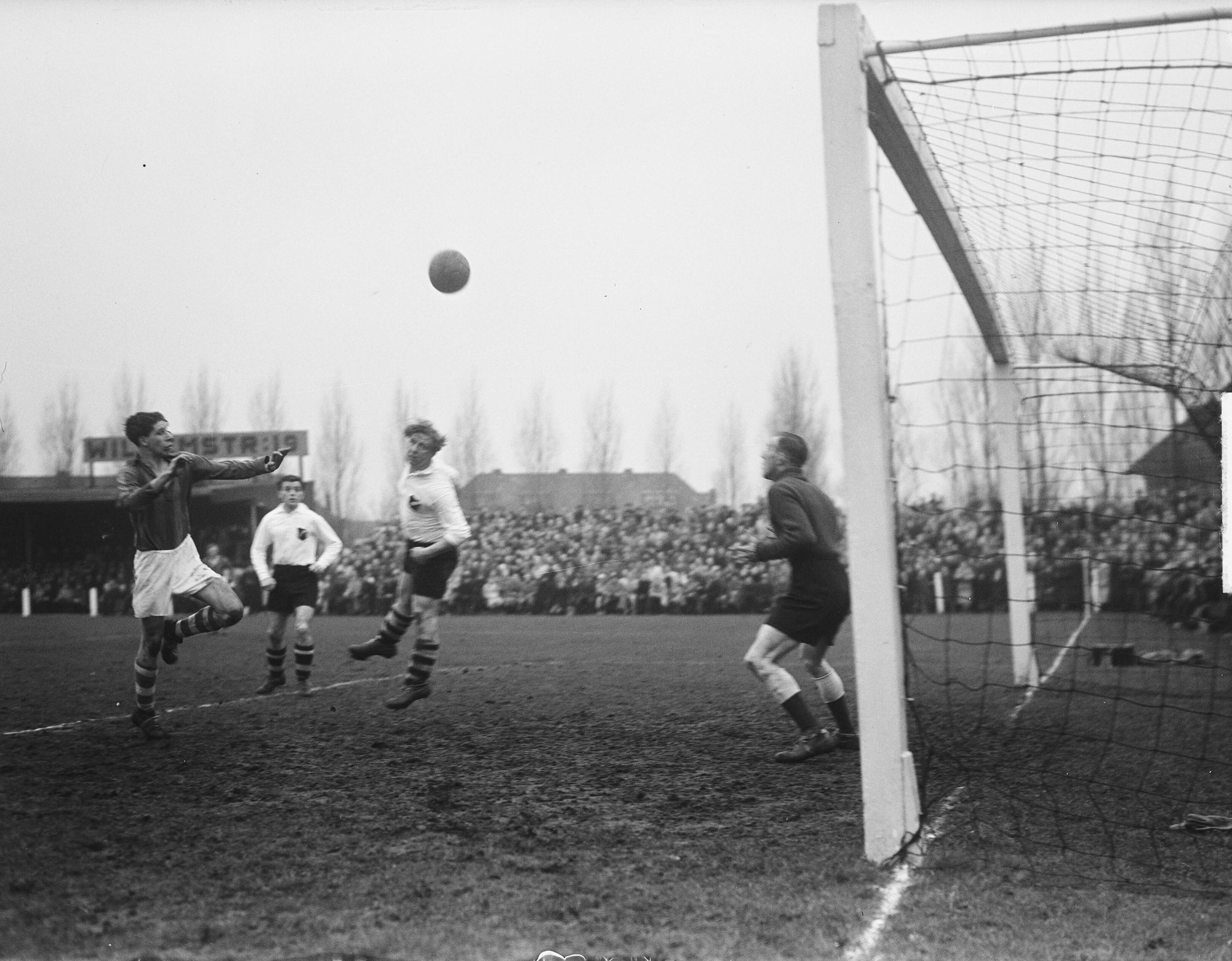 Fotocollectie Anefo — Voetbal. NAC tegen Emma 1-3. Spelmoment — Foto: Noske, J.D. / Anefo. Licentie: Set B: Rechtenvrij / Publiek Domein. Bron: Nationaal Archief. http://hdl.handle.net/10648/a8e60950-d0b4-102d-bcf8-003048976d84