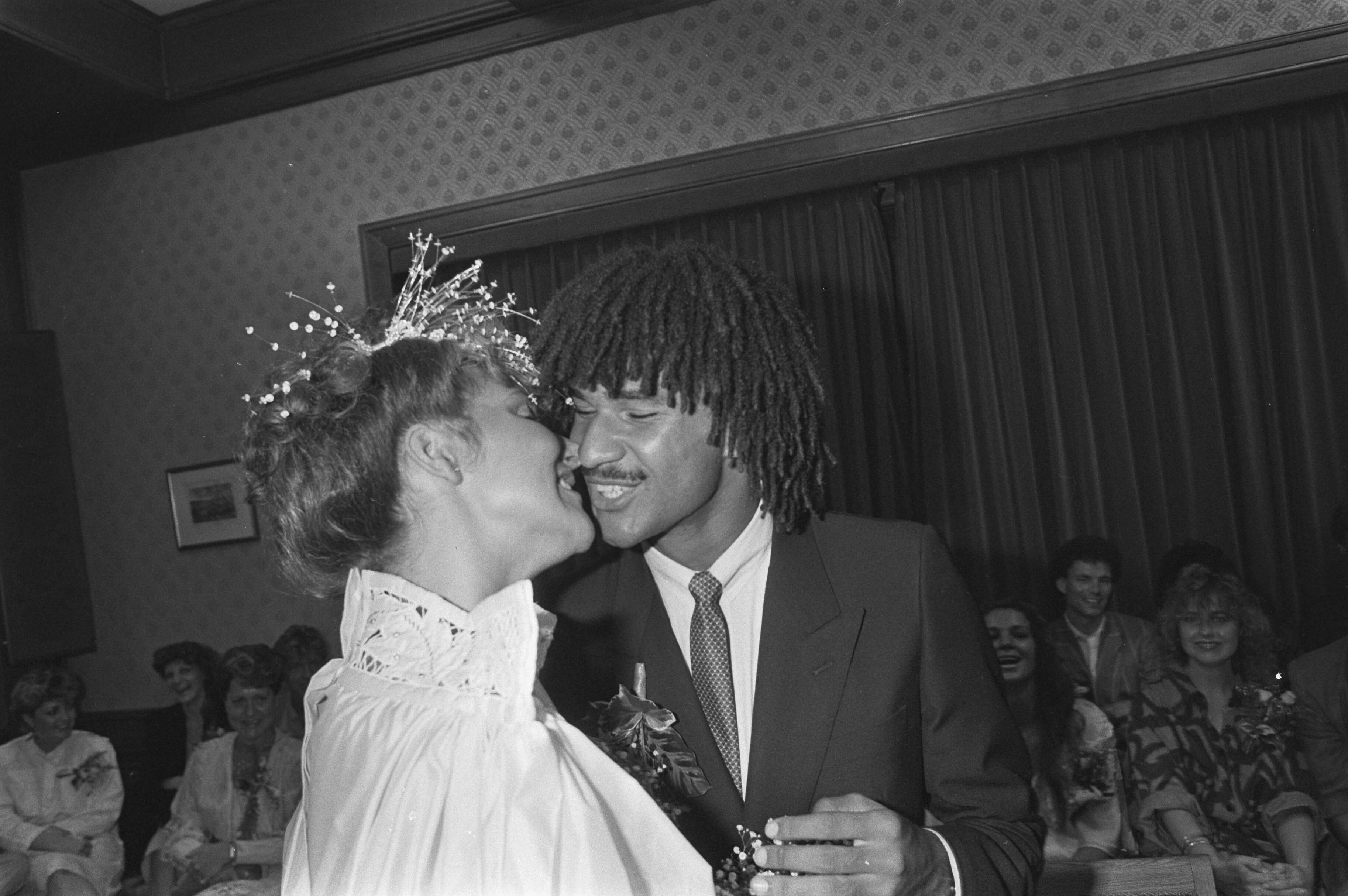 Fotocollectie Anefo — Huwelijk Ruud Gullit met Yvonne de Vries — Foto: Croes, Rob C. / Anefo. Licentie: Set B: Rechtenvrij / Publiek Domein. Bron: Nationaal Archief. http://hdl.handle.net/10648/ad3c5cd4-d0b4-102d-bcf8-003048976d84