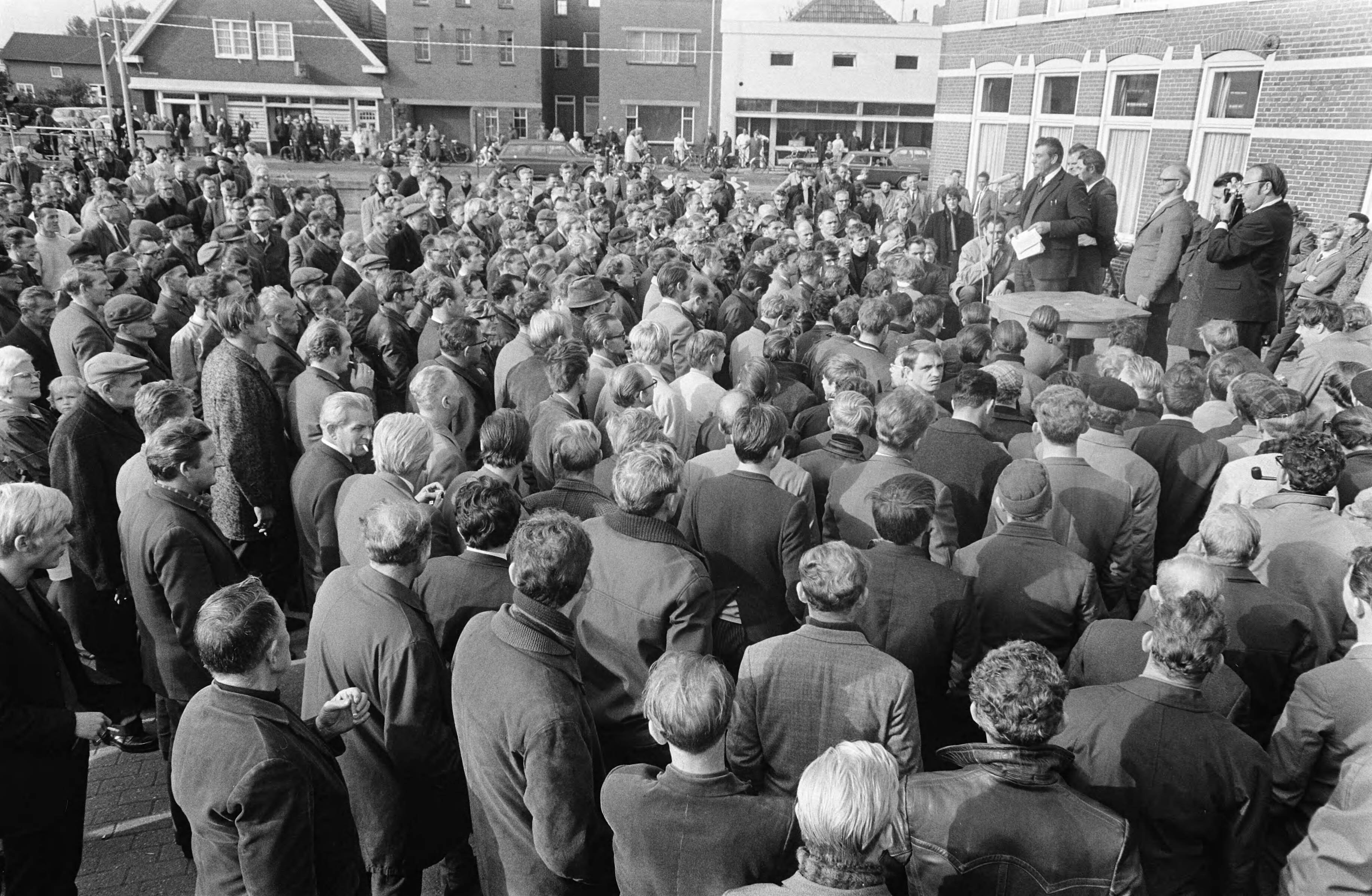 Fotocollectie Anefo — Arbeiders in kartonindustrie in Oost Groningen staken 24u voor meer loon. Overzicht — Foto: Koch, Eric / Anefo. Licentie: Set B: Rechtenvrij / Publiek Domein. Bron: Nationaal Archief. http://hdl.handle.net/10648/ab7b40ea-d0b4-102d-bcf8-003048976d84