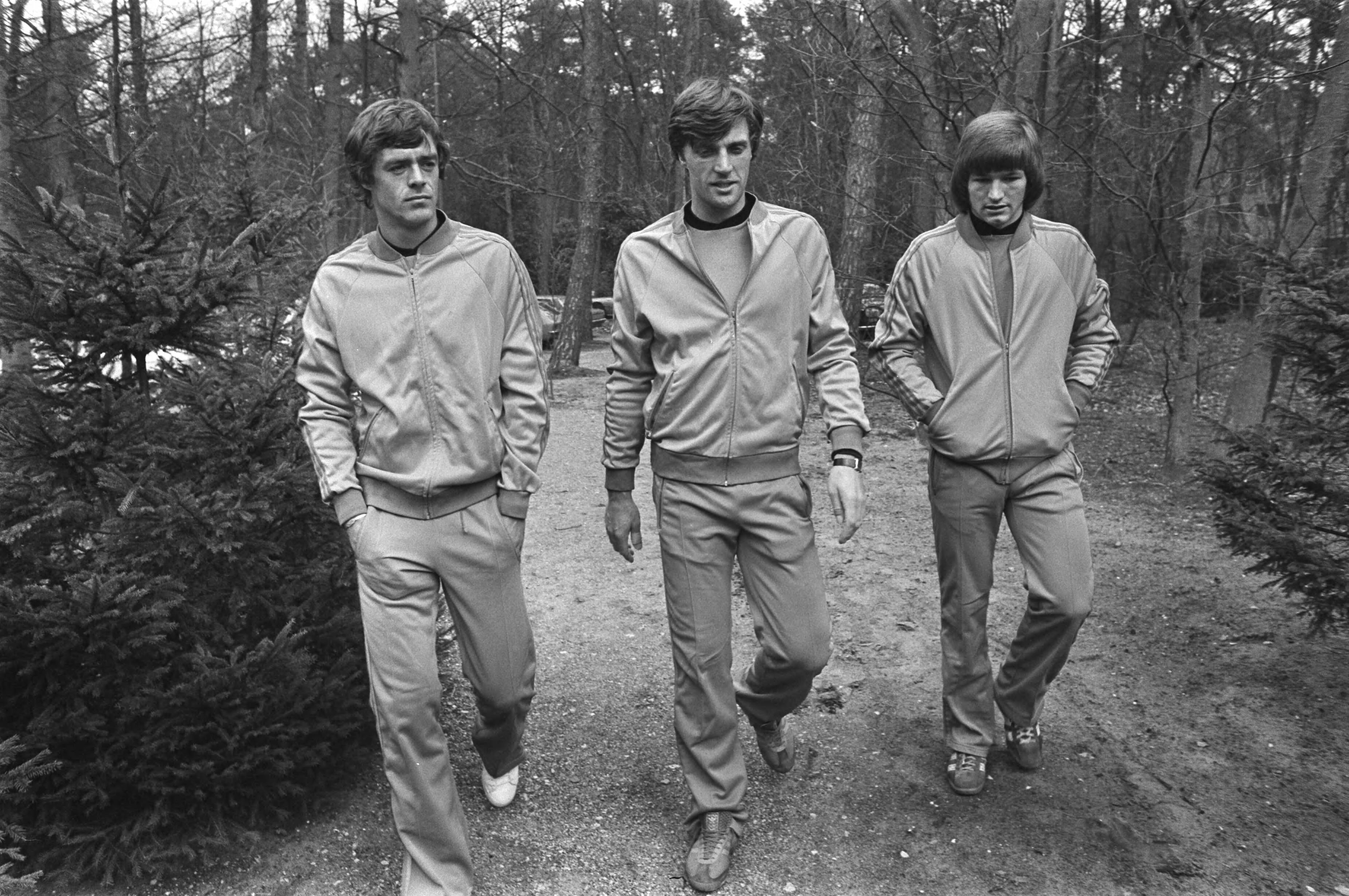Nederlands elftal in training te Zeist — V.l.n.r.: Rep, Krol en Peters — Foto: Verhoeff, Bert / Anefo. Licentie: Set B: Rechtenvrij / Publiek Domein. Bron: Nationaal Archief. http://hdl.handle.net/10648/ac9803a0-d0b4-102d-bcf8-003048976d84