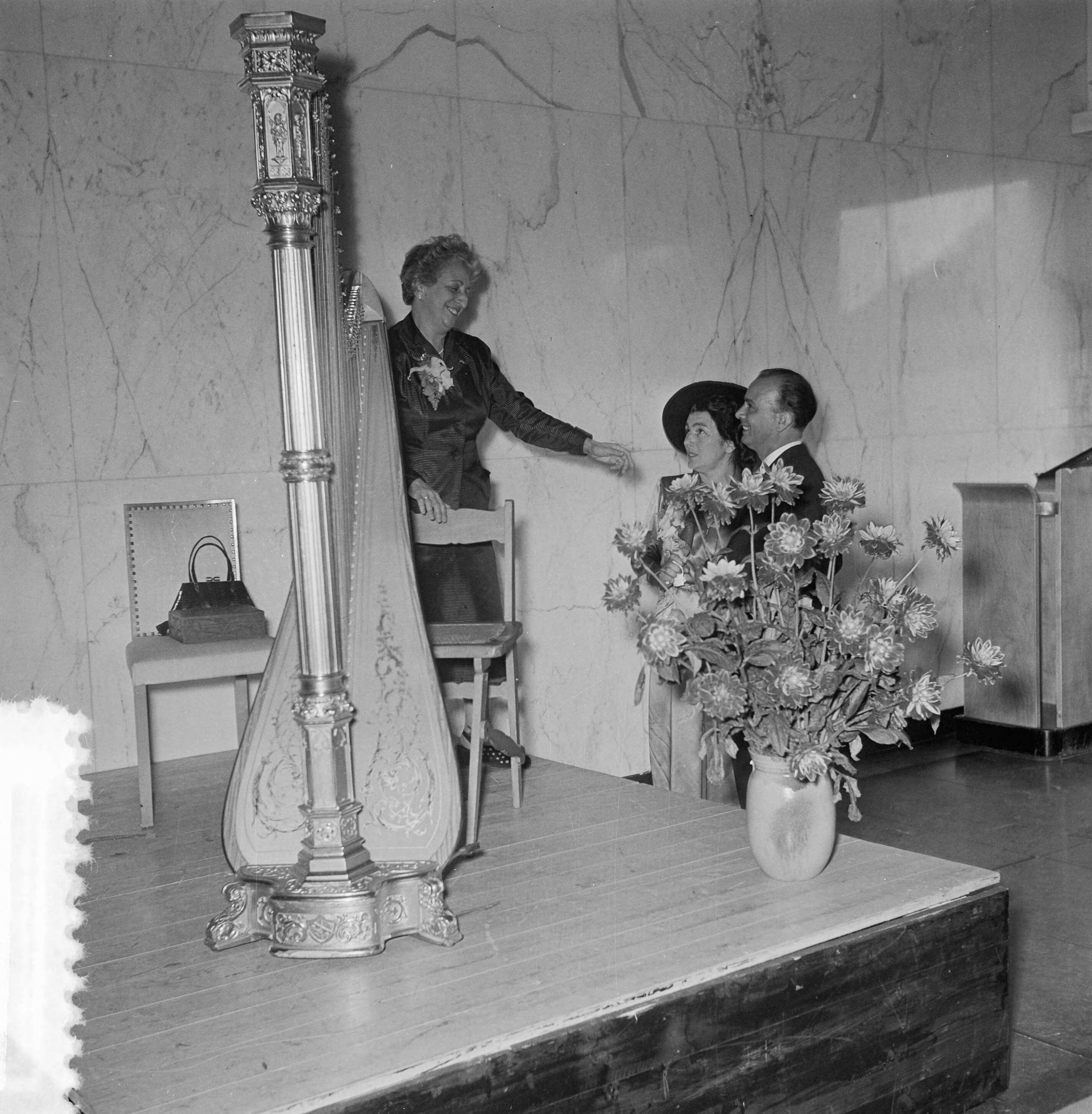 Fotocollectie Anefo — Huwelijk van Maarten Kapteyn en Jetty Cantor in Hilversum. Getuige Rosa Spier speelde na afloop in de burgezaal een passacaglia van Händel — Foto: Noske, J.D. / Anefo. Licentie: Set B: Rechtenvrij / Publiek Domein. Bron: Nationaal Archief. http://hdl.handle.net/10648/a911fdee-d0b4-102d-bcf8-003048976d84