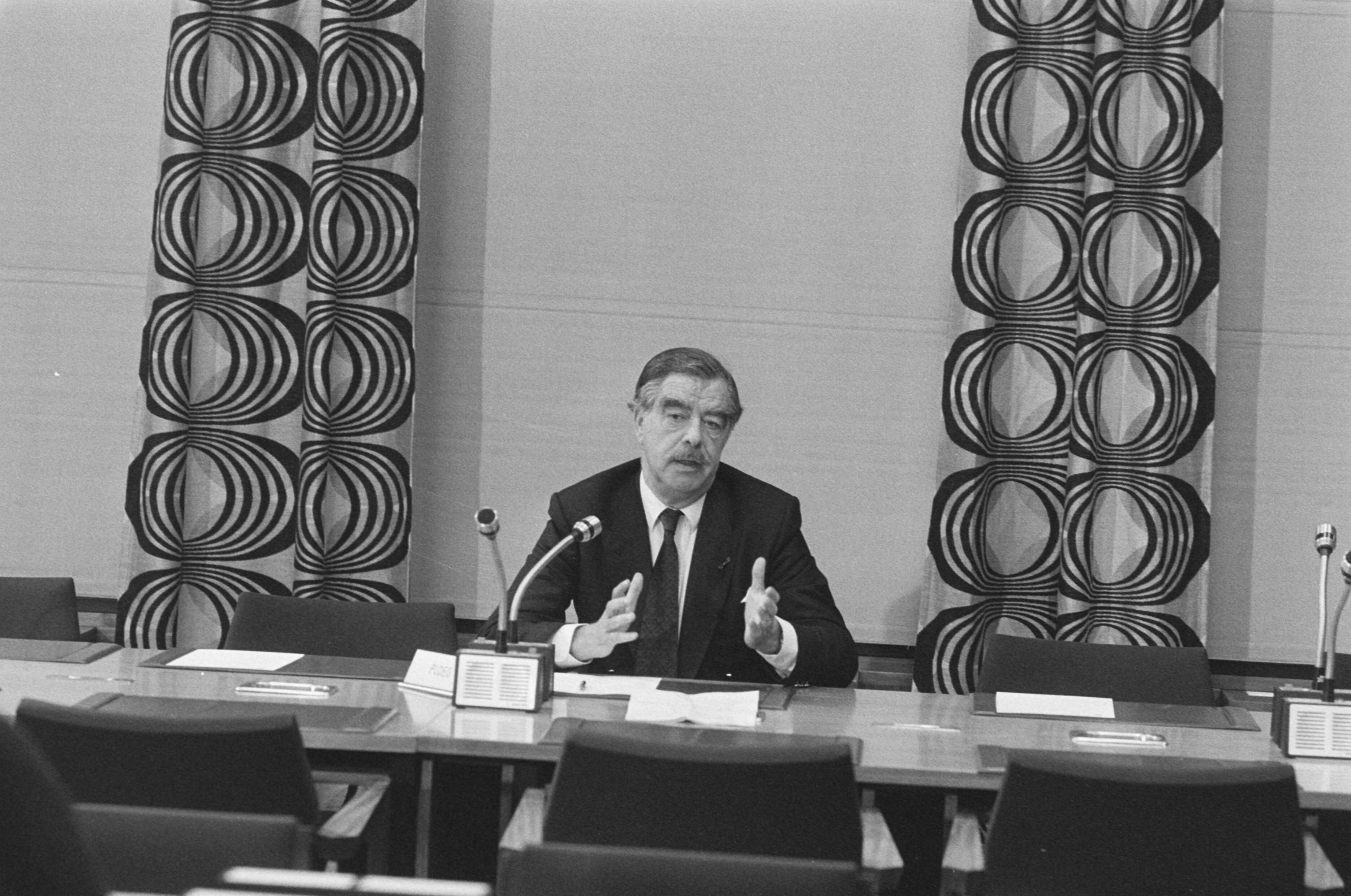 Fotocollectie Anefo — Subcommissie Visfraude hoort ex staatssecretaris Ploeg (aan het woord) ( Den Haag ) — Foto: Bogaerts, Rob / Anefo. Licentie: Set B: Rechtenvrij / Publiek Domein. Bron: Nationaal Archief. http://hdl.handle.net/10648/ad5ed214-d0b4-102d-bcf8-003048976d84