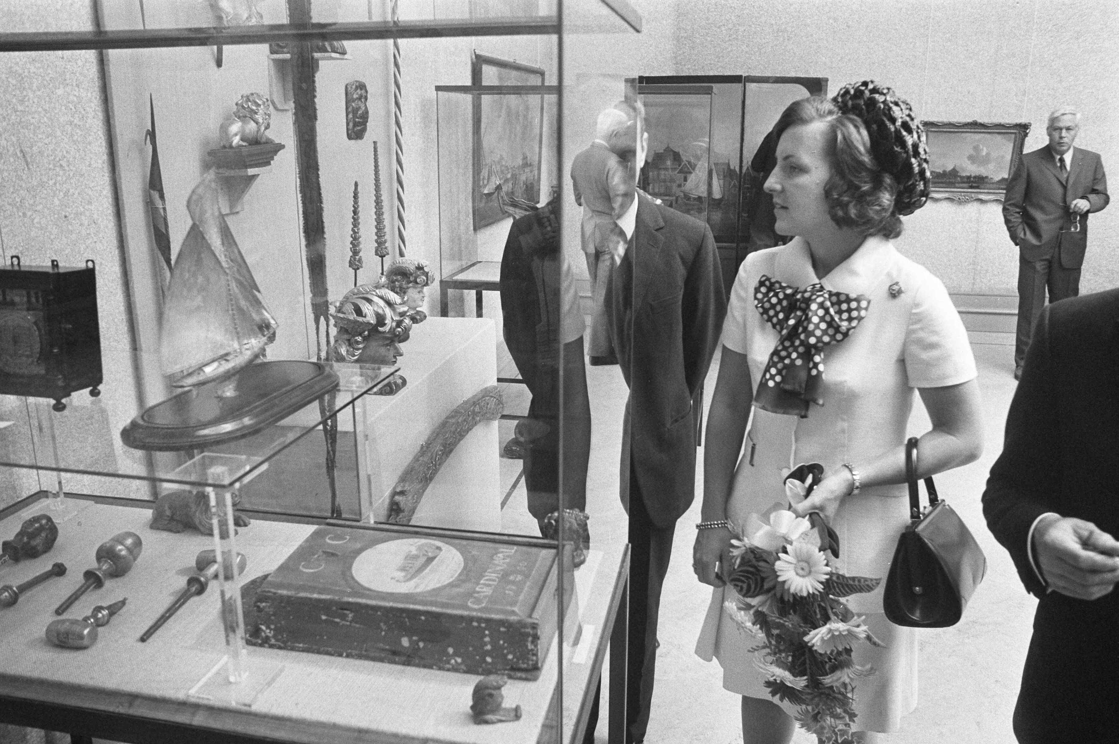 Fotocollectie Anefo — Prinses Margriet opent tentoonstelling Oog in het zeil Laren, Margriet tijdens rondleiding — Foto: Verhoeff, Bert / Anefo. Licentie: Set B: Rechtenvrij / Publiek Domein. Bron: Nationaal Archief. http://hdl.handle.net/10648/abeee450-d0b4-102d-bcf8-003048976d84
