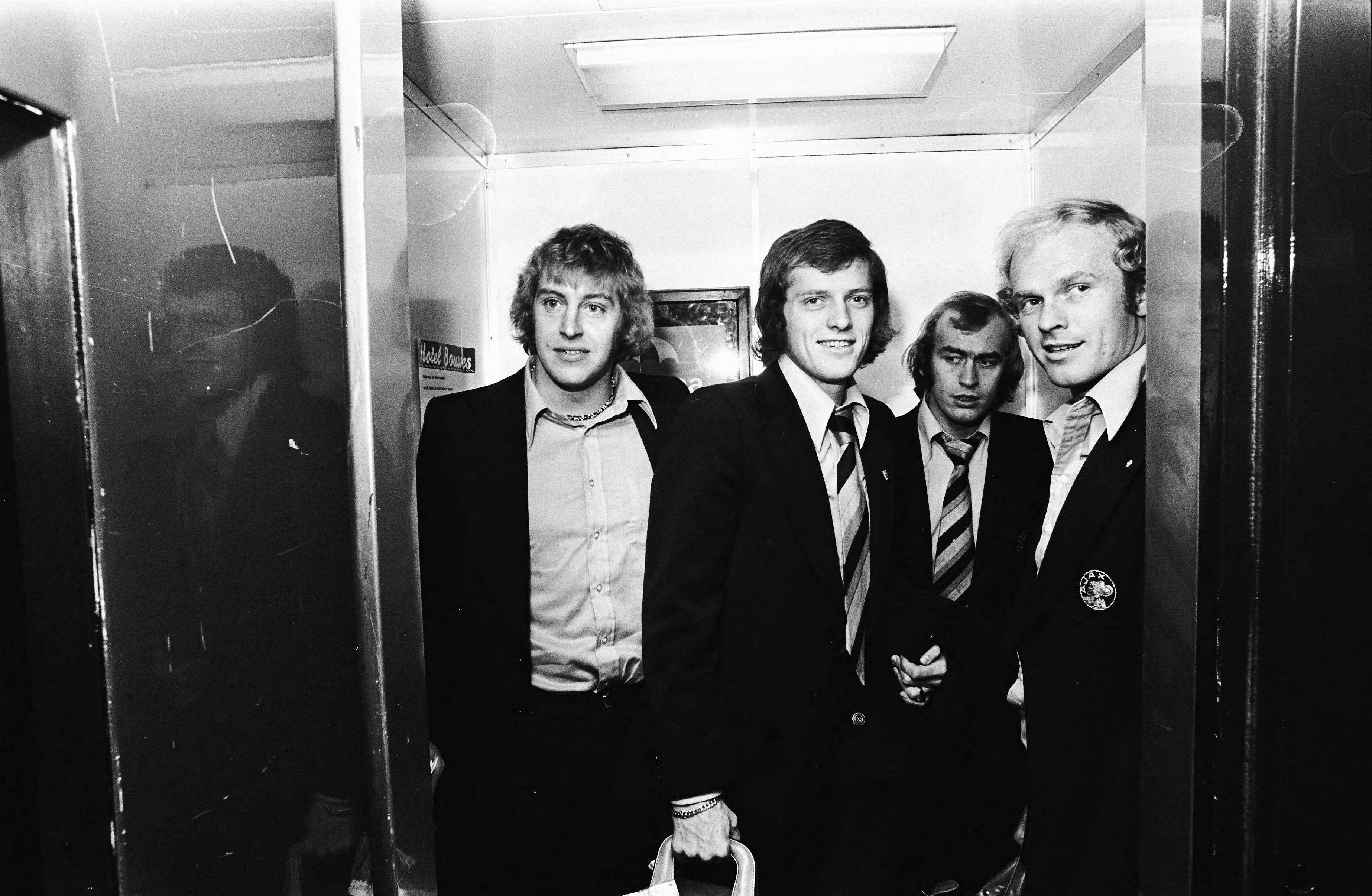 Fotocollectie Anefo — Ajax in Brouwer Palace in Zandvoort; v.l.n.r. Schrijver Haan, Blankenburg en Geels — Foto: Mieremet, Rob / Anefo. Licentie: Set B: Rechtenvrij / Publiek Domein. Bron: Nationaal Archief. http://hdl.handle.net/10648/ac5cb638-d0b4-102d-bcf8-003048976d84