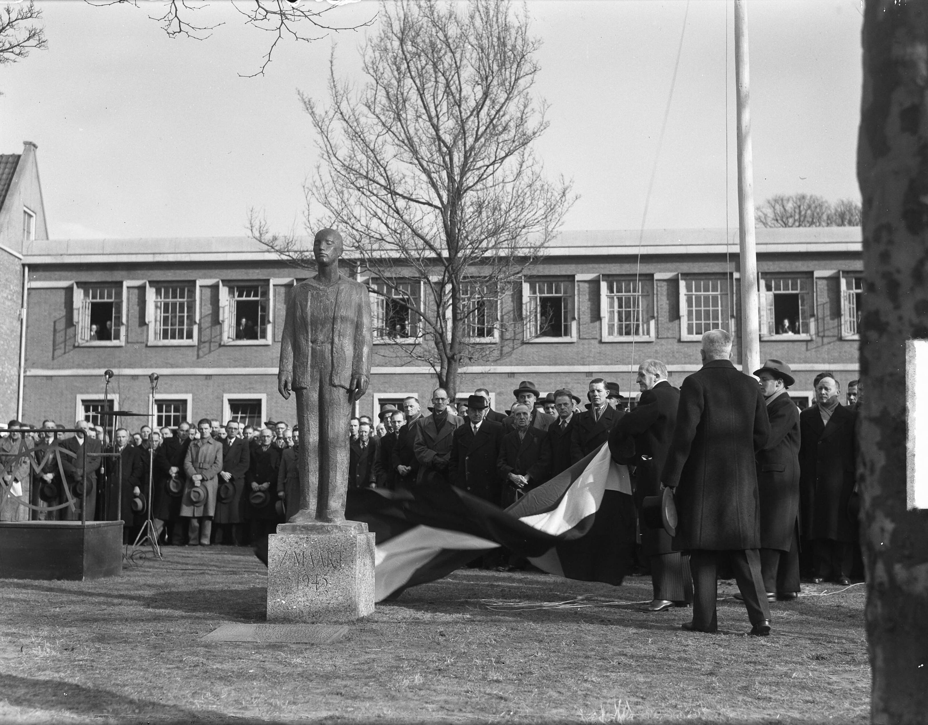 Fotocollectie Anefo — Monument voor de gefusilleerden, genaamd 'Man voor het Vuurpeloton' wordt te Haarlem onthuld door J.E. baron de Vos van Steenwijk, de commissaris der koningin — Foto: Averink, […] / Anefo. Licentie: Set B: Rechtenvrij / Publiek Domein. Bron: Nationaal Archief. http://hdl.handle.net/10648/a8c467b4-d0b4-102d-bcf8-003048976d84