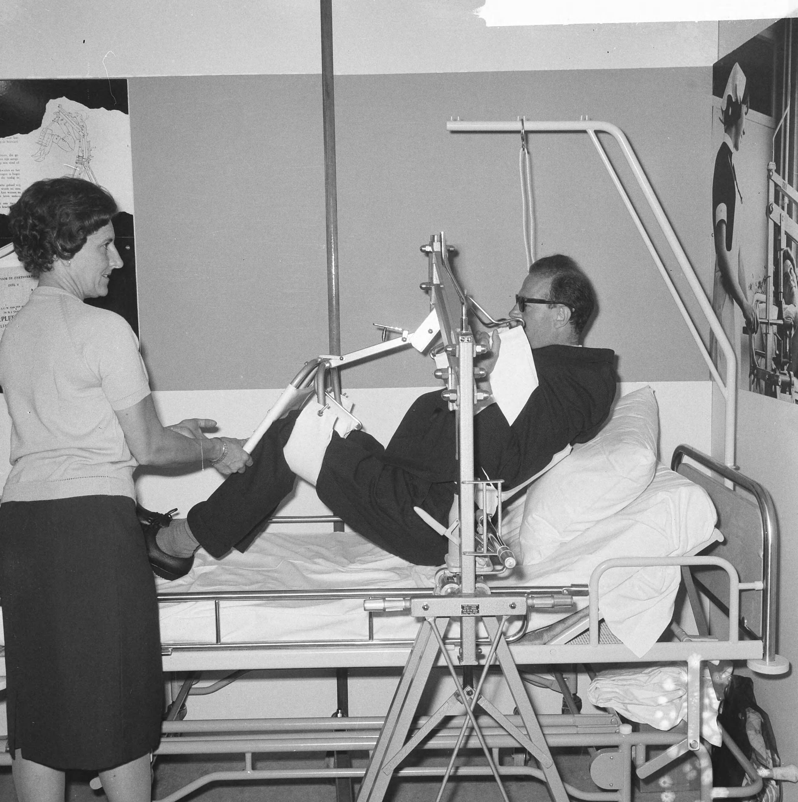 Fotocollectie Anefo — Vakbeurs Medica 65 in Expohal te Hilversum, de "stalen verpleegster", een tilhulp — Foto: Nijs, Jac. de / Anefo. Licentie: Set B: Rechtenvrij / Publiek Domein. Bron: Nationaal Archief. http://hdl.handle.net/10648/aac1f86a-d0b4-102d-bcf8-003048976d84