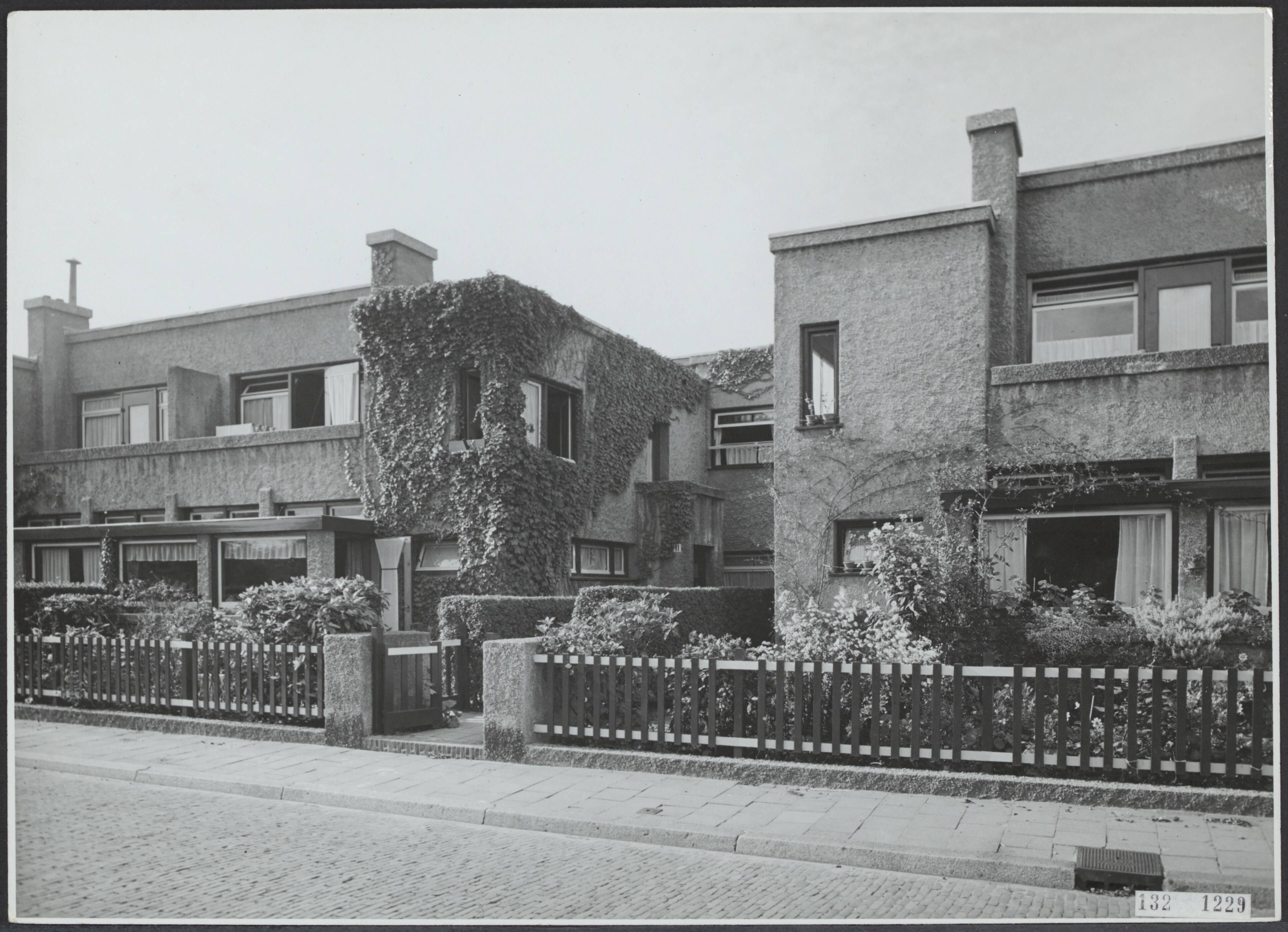 Fotocollectie Rijksvoorlichtingsdienst Eigen — Papaverhof te 's-Gravenhage. Arch. J. Wils (1928) — Foto: Fotodienst Gemeente Den Haag. Licentie: Set B: Rechtenvrij / Publiek Domein. Bron: Nationaal Archief. http://hdl.handle.net/10648/af564c78-d0b4-102d-bcf8-003048976d84