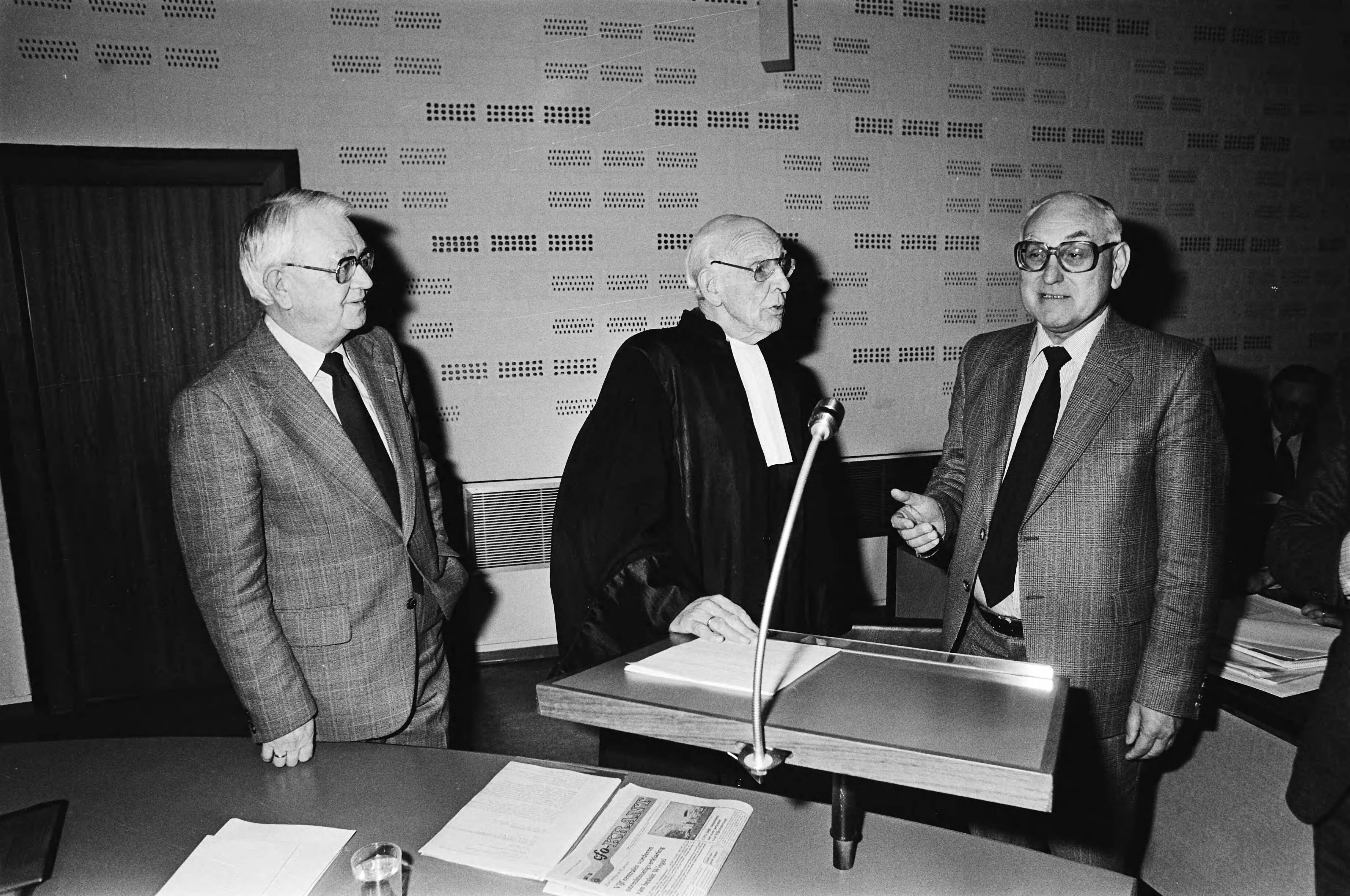 Fotocollectie Anefo — Kort geding Ambtenarencentrales tegen minister Wiegel (Den Haag); Wieringa (CCOOP), raadsman mr. Nijgh en Deetman (ACOP) — Foto: Croes, Rob C. / Anefo. Licentie: Set B: Rechtenvrij / Publiek Domein. Bron: Nationaal Archief. http://hdl.handle.net/10648/acd82890-d0b4-102d-bcf8-003048976d84