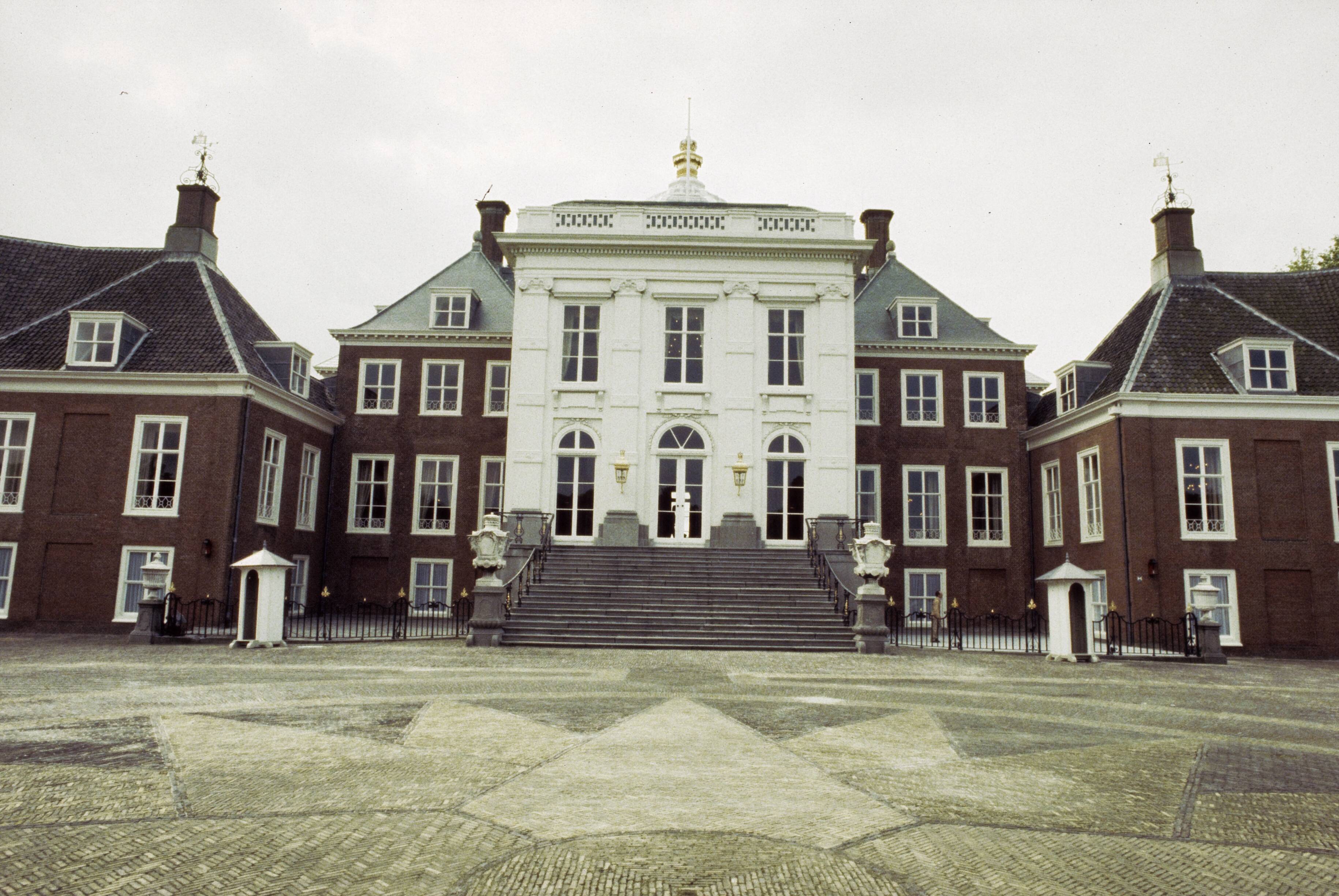 Fotocollectie Anefo — Pers excursie in Koninklijk Paleis Het Huis ten Bosch in Den Haag , waar Koningin Beatrix en haar gezin deze zomer zich zullen vestigen — Foto: Antonisse, Marcel / Anefo. Licentie: Set B: Rechtenvrij / Publiek Domein. Bron: Nationaal Archief. http://hdl.handle.net/10648/ad8a8d96-d0b4-102d-bcf8-003048976d84