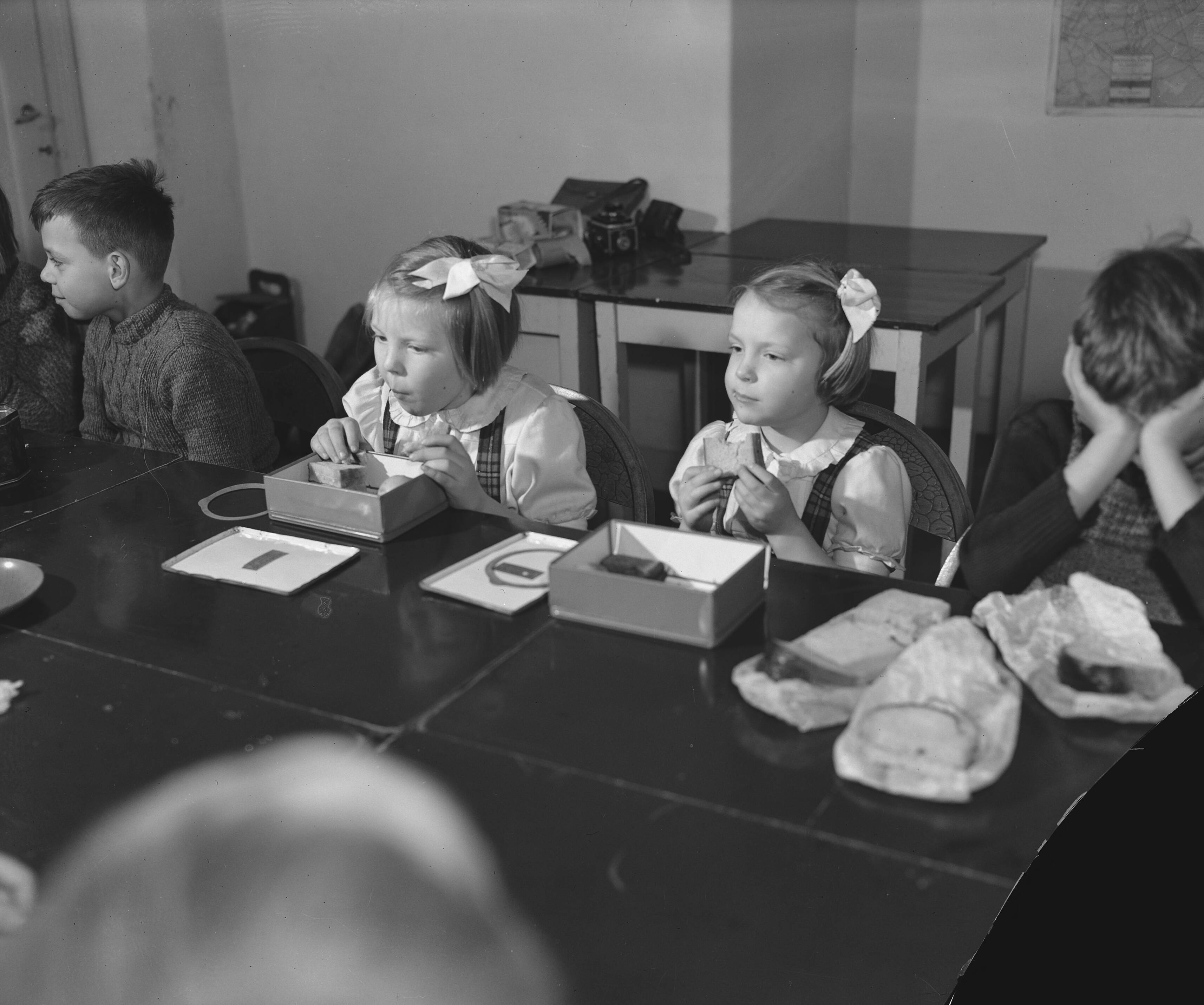 Prinses Beatrix en prinses Irene op de Werkplaats Kindergemeenschap van Kees Boeke te Bilthoven. Prinses Beatrix wast de ramen — Prinses Beatrix en prinses Irene nuttigen broodmaaltijd op Kindergemeenschap "De Werkplaats" van Kees Boeke — Foto: Breijer, Charles / Anefo. Licentie: Set B: Rechtenvrij / Publiek Domein. Bron: Nationaal Archief. http://hdl.handle.net/10648/a89a938a-d0b4-102d-bcf8-003048976d84