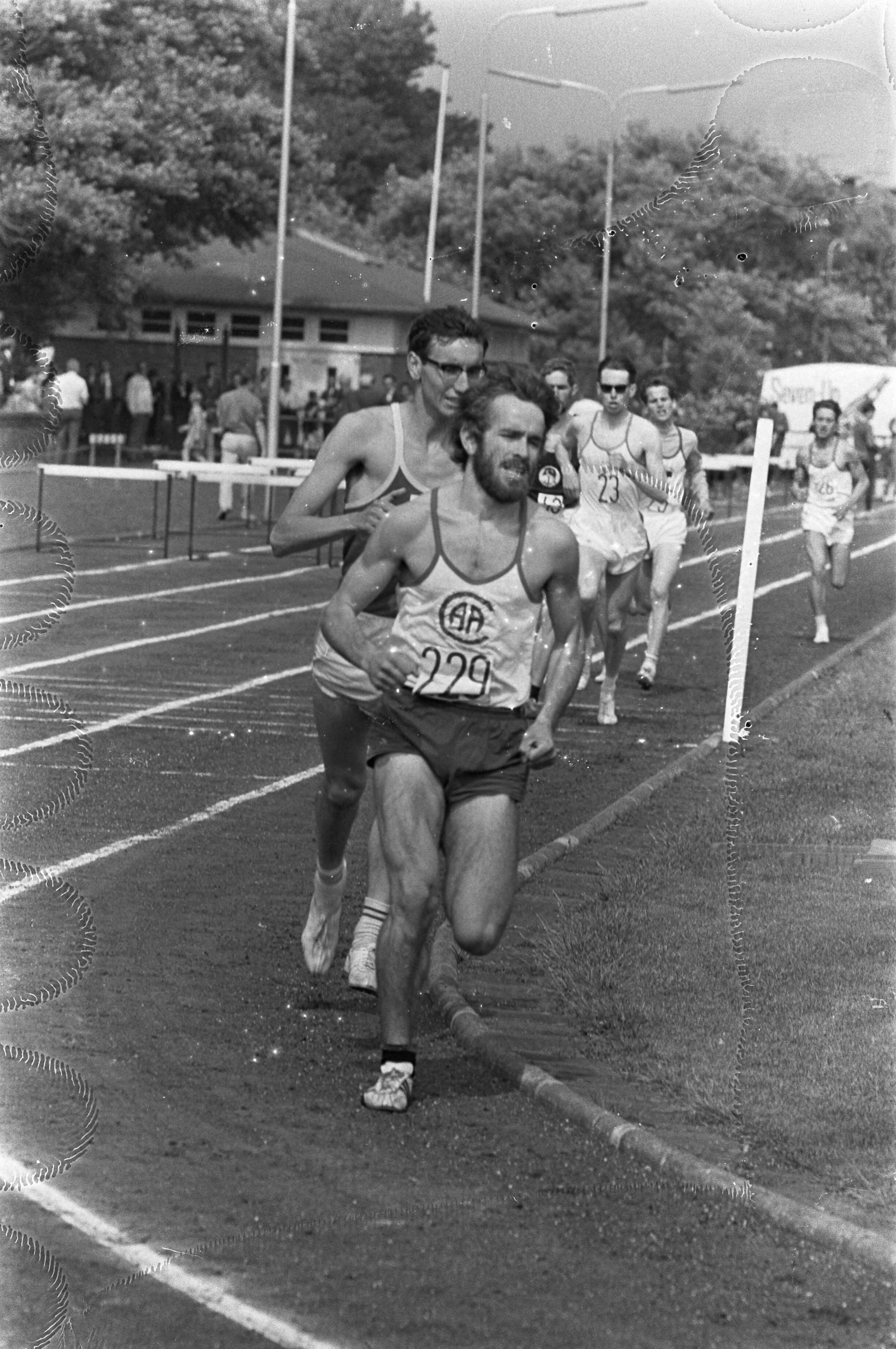 Fotocollectie Anefo — Atletiek Den Haag . Nummers 16.17 Ger Udding en Bram Wassenaar — Foto: Koch, Eric / Anefo. Licentie: Set B: Rechtenvrij / Publiek Domein. Bron: Nationaal Archief. http://hdl.handle.net/10648/ab465e66-d0b4-102d-bcf8-003048976d84