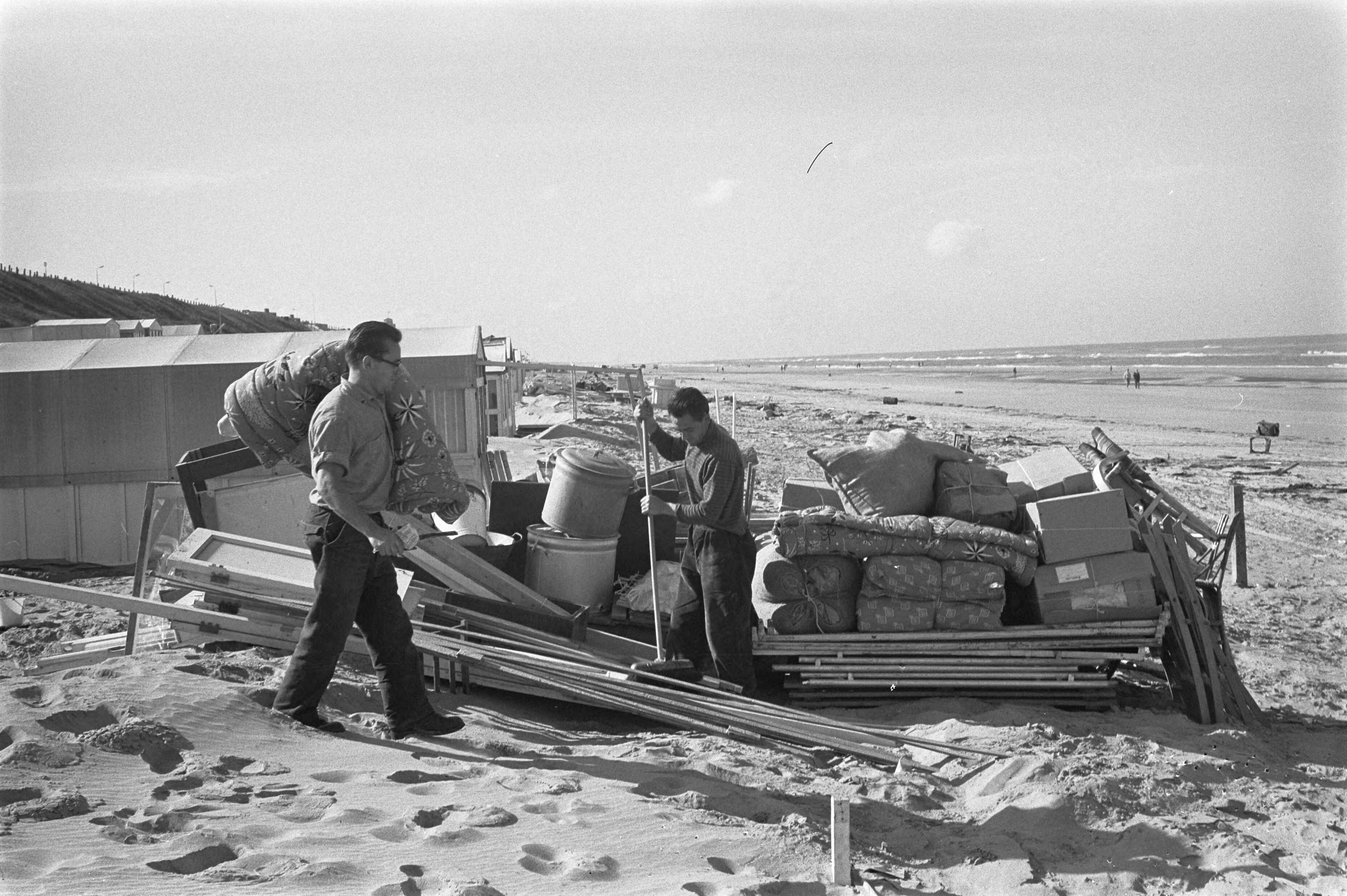 Fotocollectie Anefo — Strandseizoen 1962 ten einde, afbreken van de strandhuisjes te Zandvoort — Foto: Pot, Harry / Anefo. Licentie: Set B: Rechtenvrij / Publiek Domein. Bron: Nationaal Archief. http://hdl.handle.net/10648/aa17c052-d0b4-102d-bcf8-003048976d84